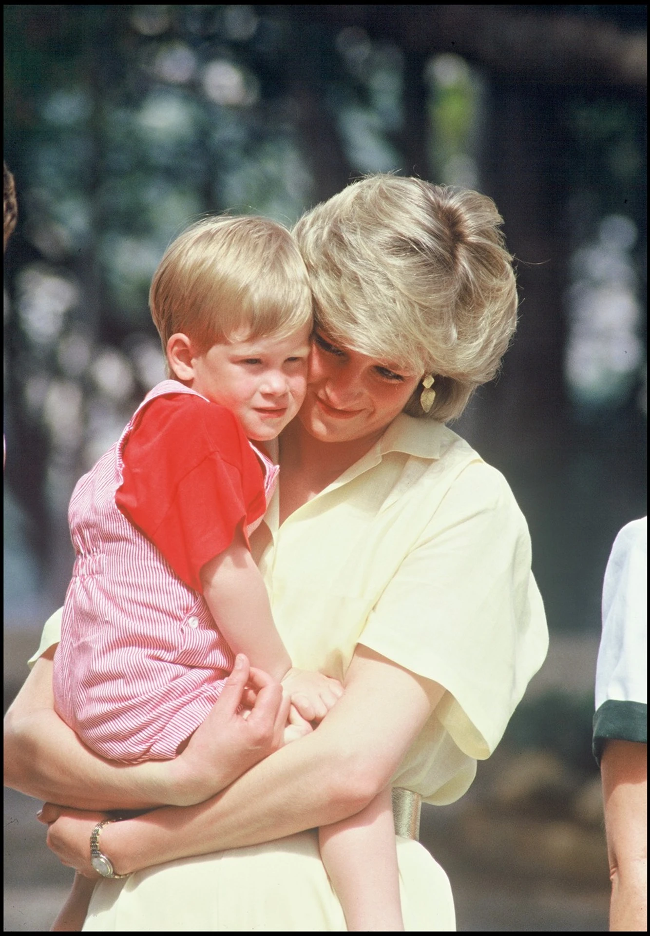 Princ Harry v náručí princeznej Diany na archívnej snímke z roku 1986.