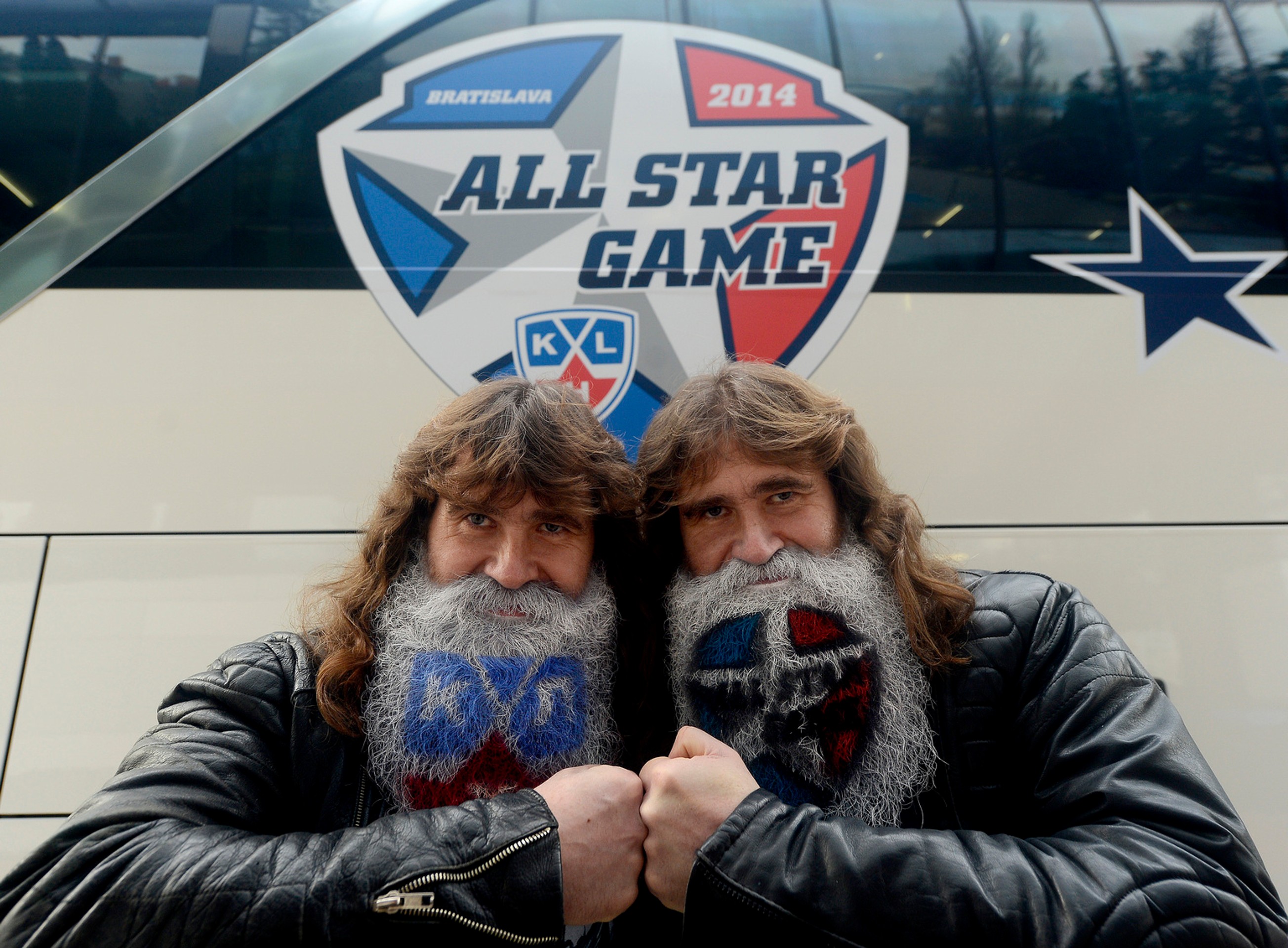 Na snímke najznámejší fanúšikovia Slovana Bratislava - dvojičky Róbert a Ľudovít - pózujú pred Zápasom hviezd KHL.