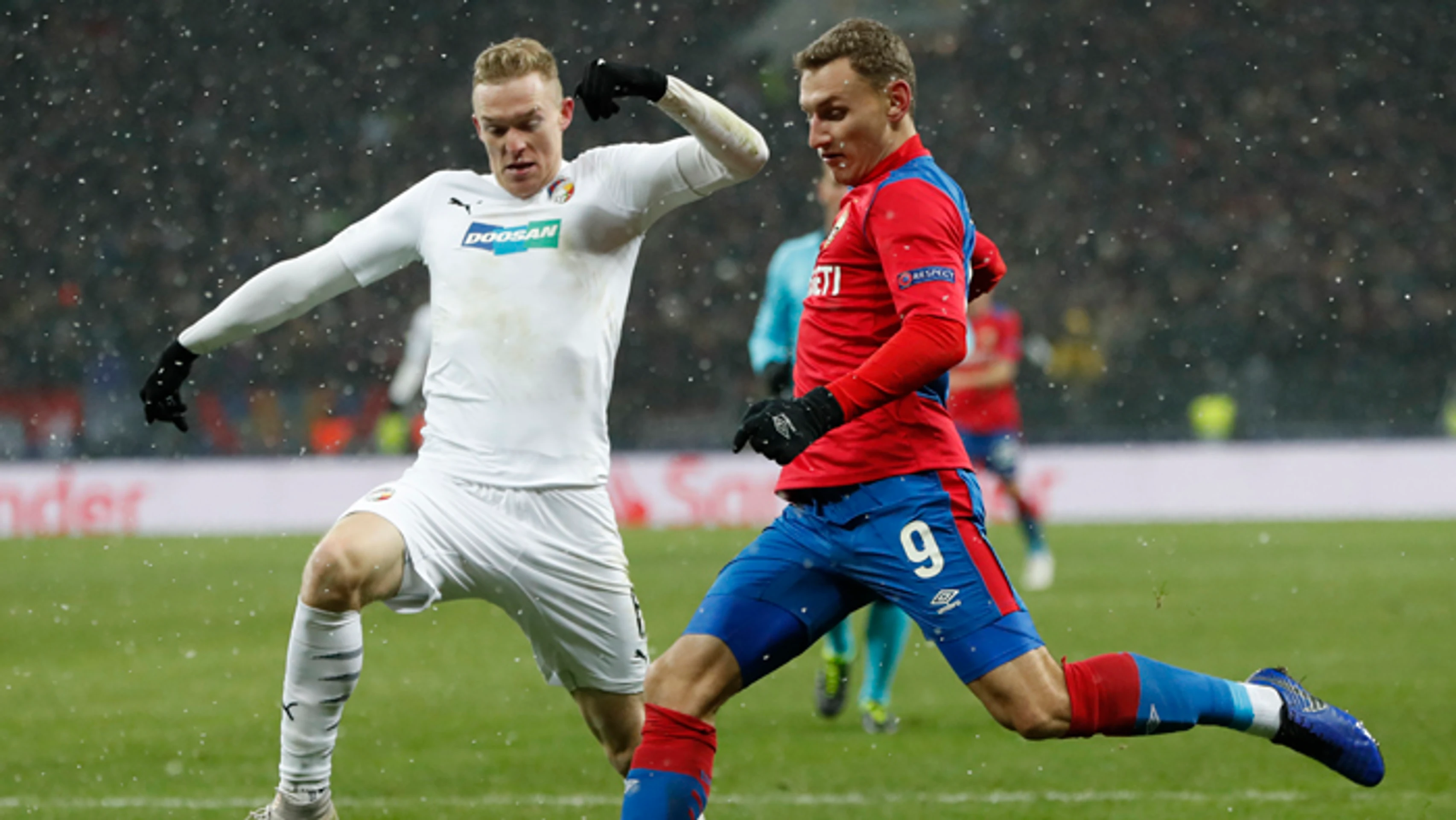 Roman Procházka (vľavo) z Viktorie Plzeň a Fjodor Čalov z CSKA Moskva.
