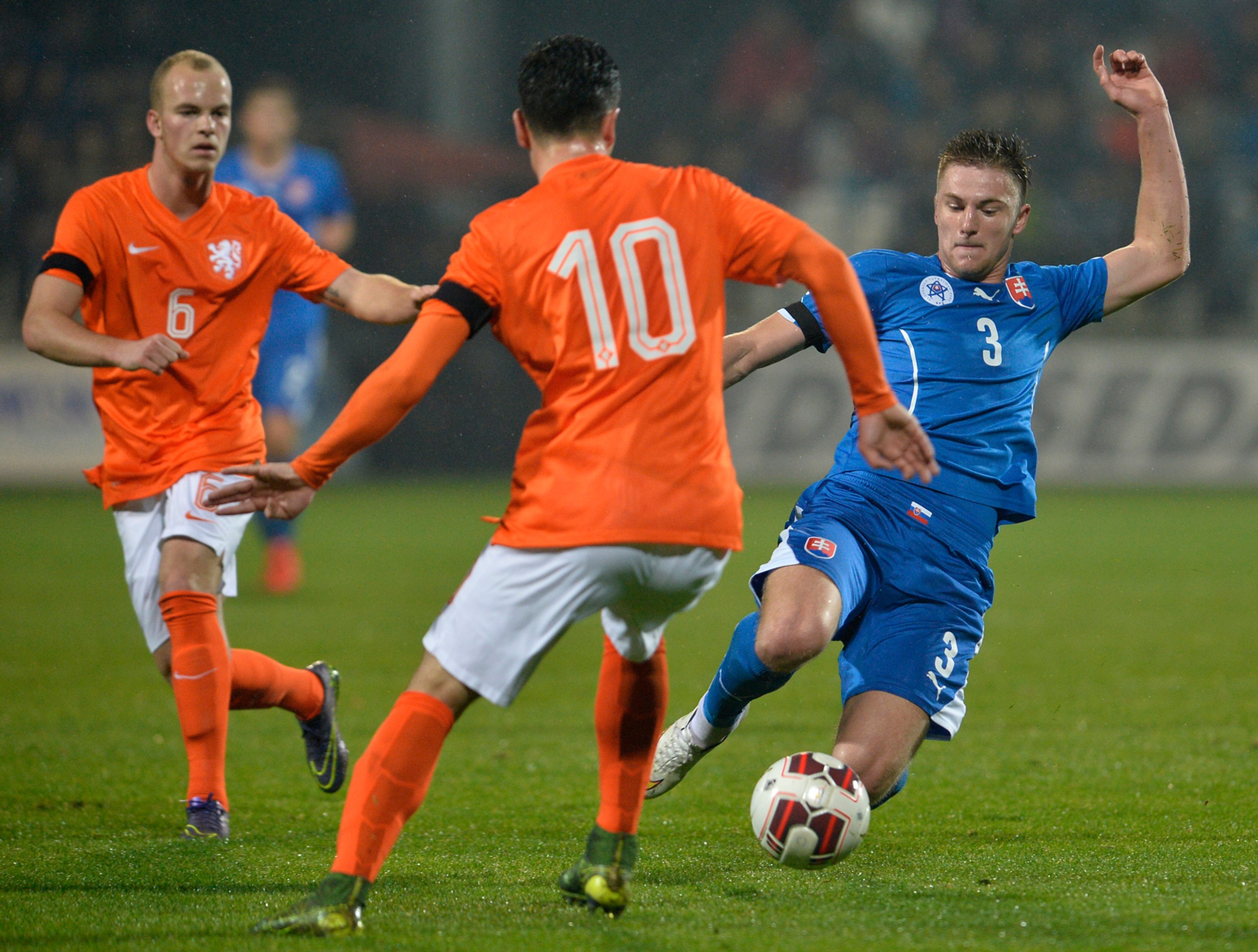 Na snímke Slovák Milan Škriniar (vpravo) a dvojica Holanďanov Jorrit Hendrix (vľavo) a Thom Haye (uprostred)