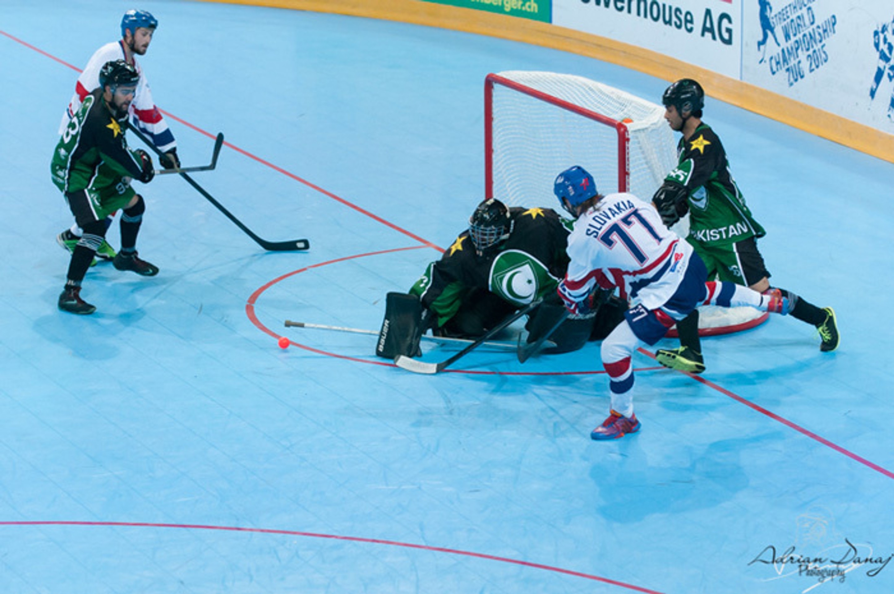 Boj Slovákov pred pakistanskou bránou na MS v hokejbale.