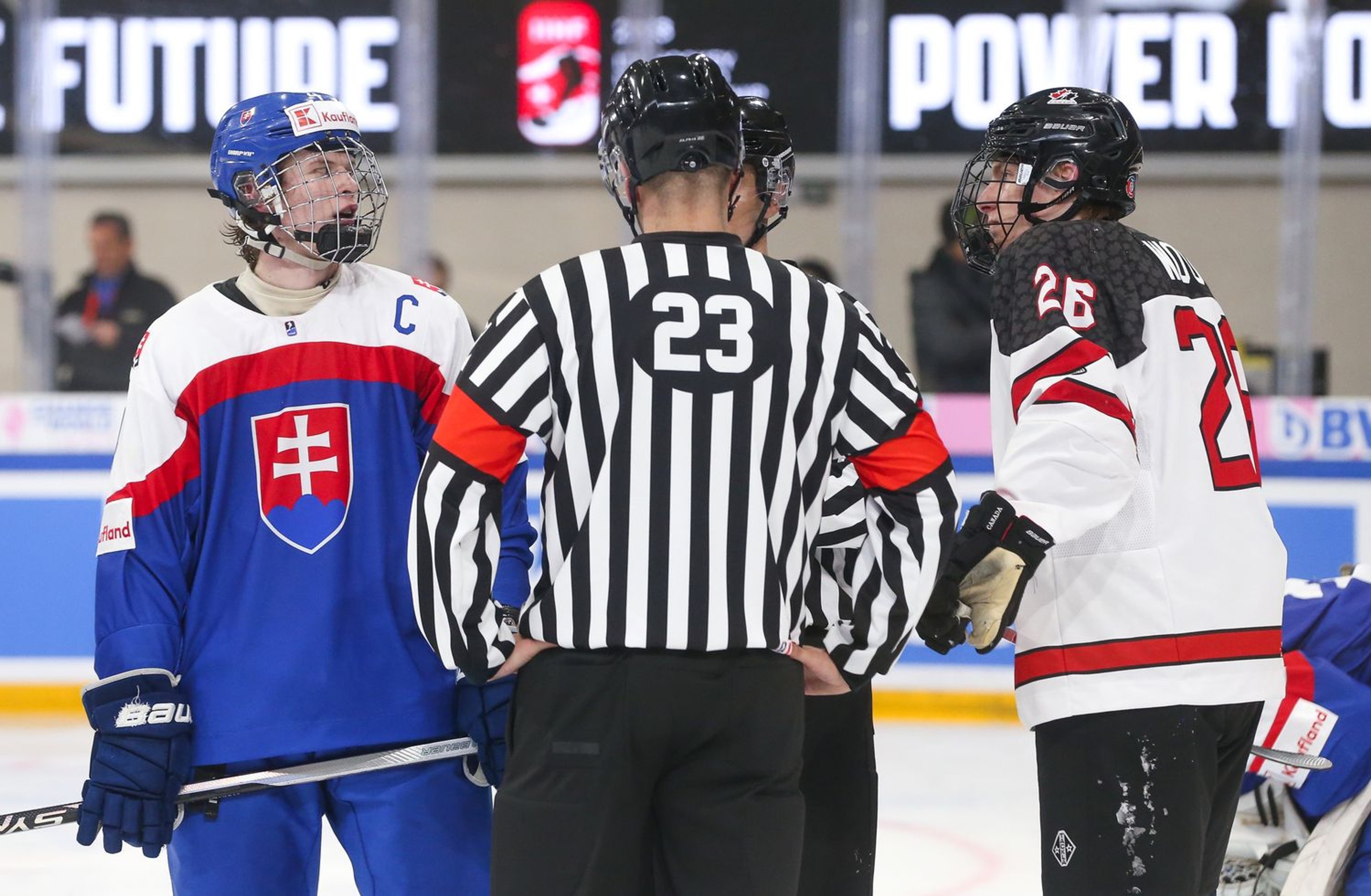 Debata Maxima Štrbáka s Kanaďanom v súboji základnej skupiny na MS do 18 rokov.