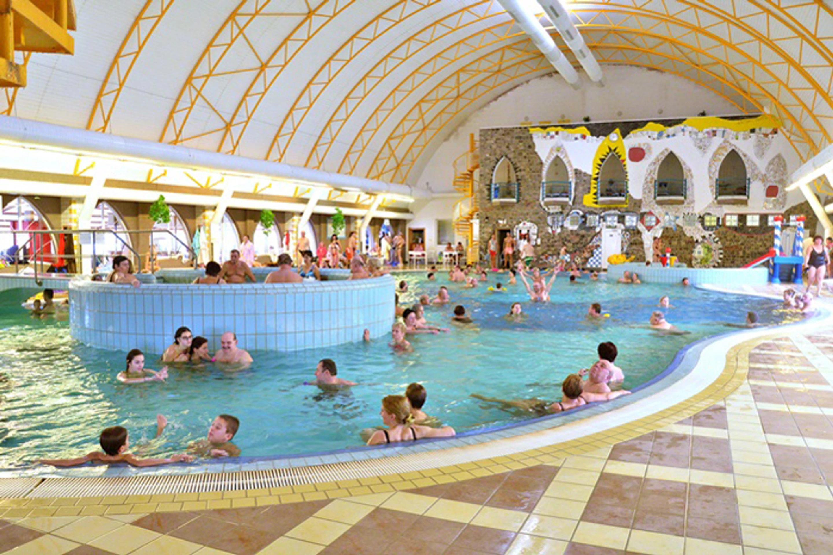 Pohľad do bazéna THERMAL CORVINUS vo Veľkom Mederi.