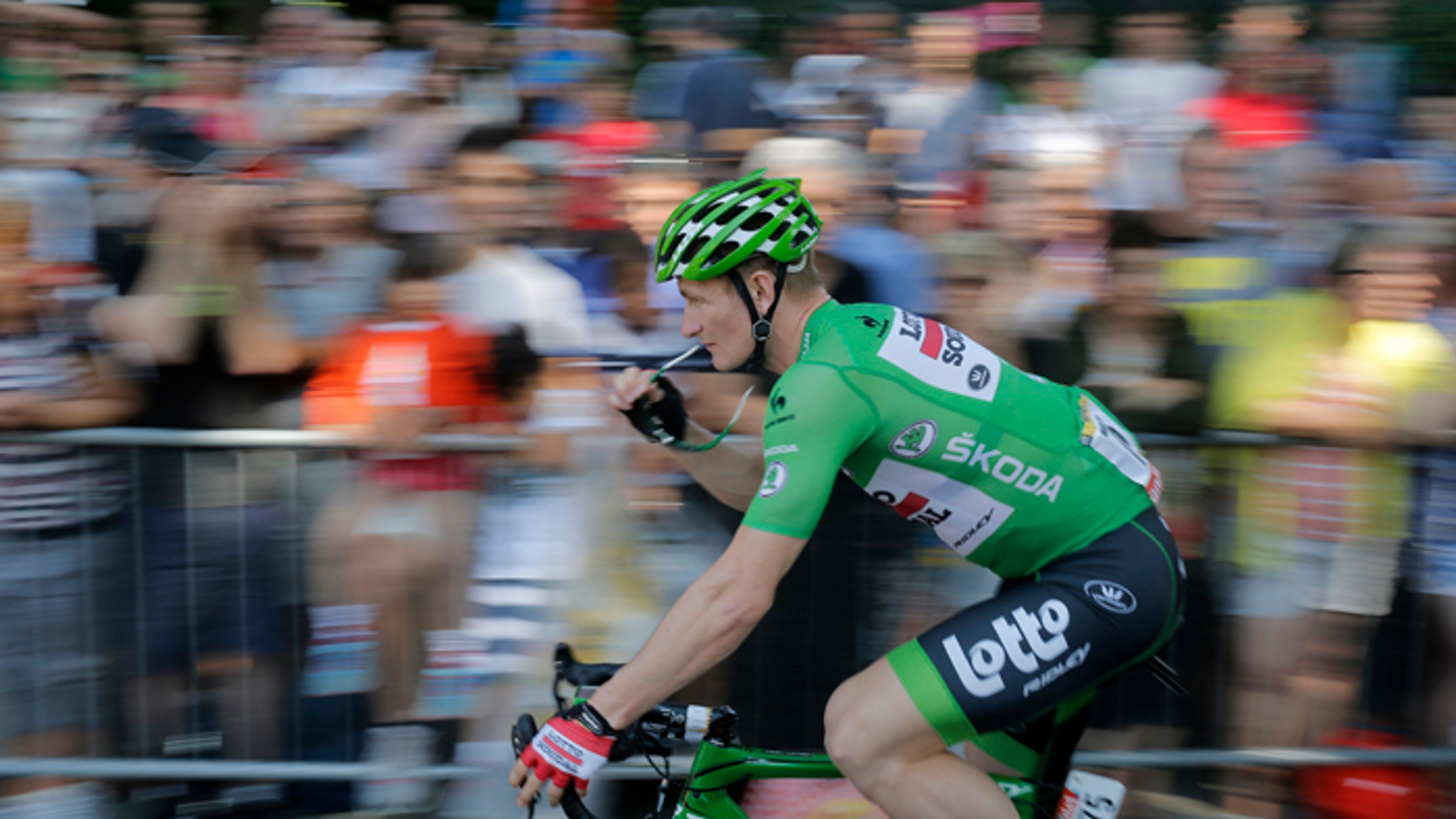 André Greipel v zelenom drese na 11. etape z Pau  do Cauterets.