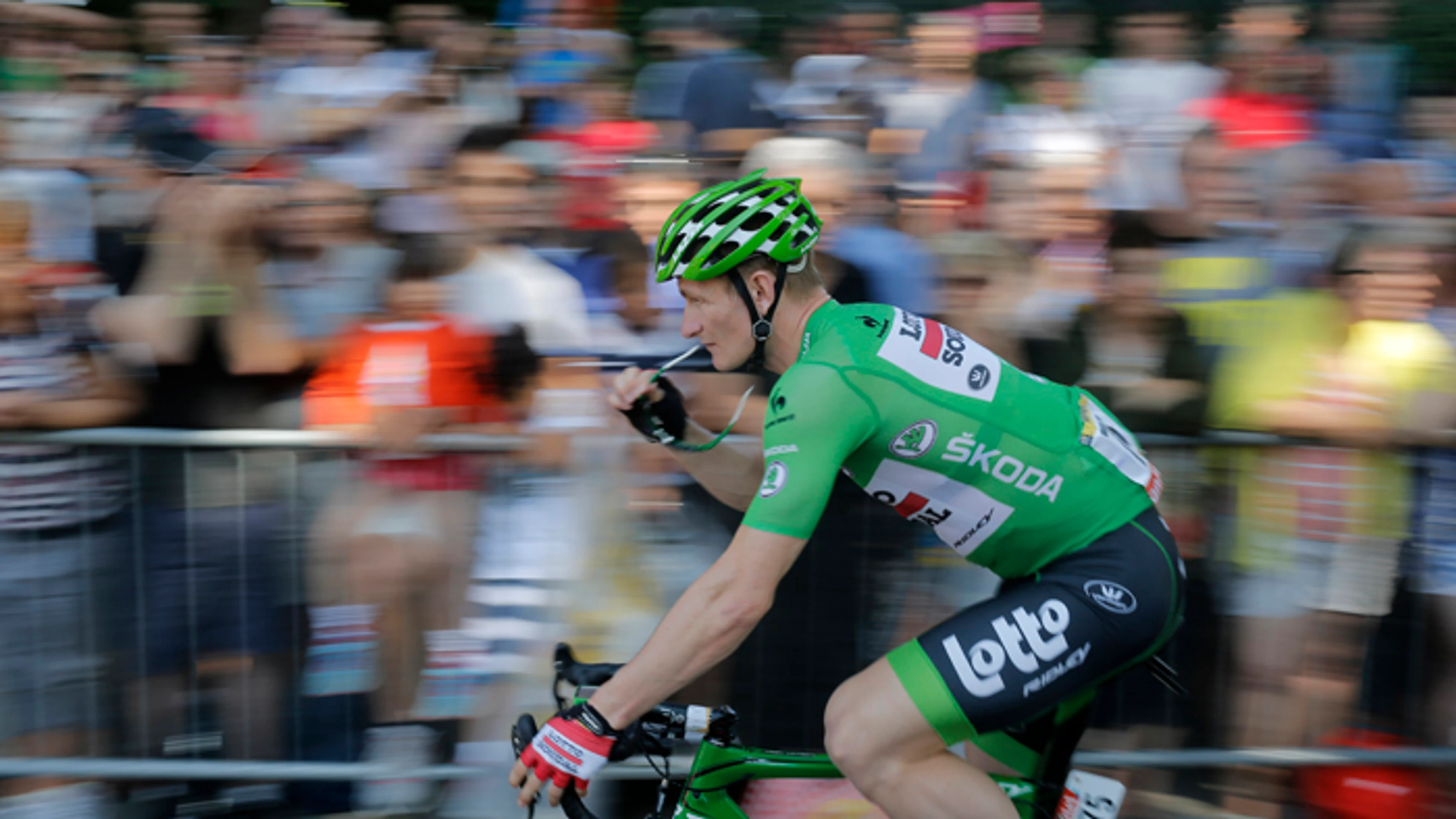 André Greipel v zelenom drese na 11. etape z Pau  do Cauterets.