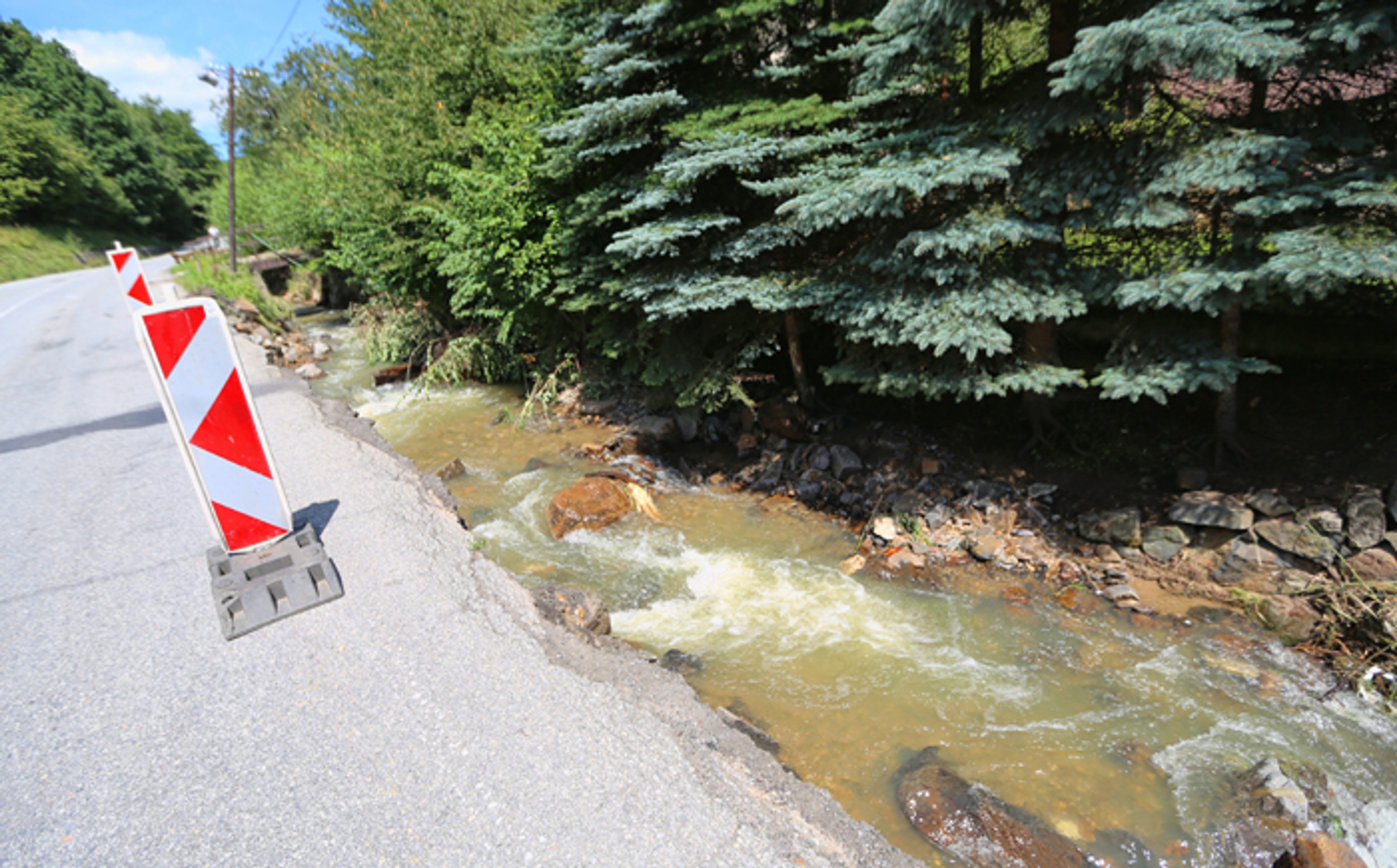 Pohľad do potoka pri poškodenej ceste medzi Kremnicou a obcou Kremnické Bane.