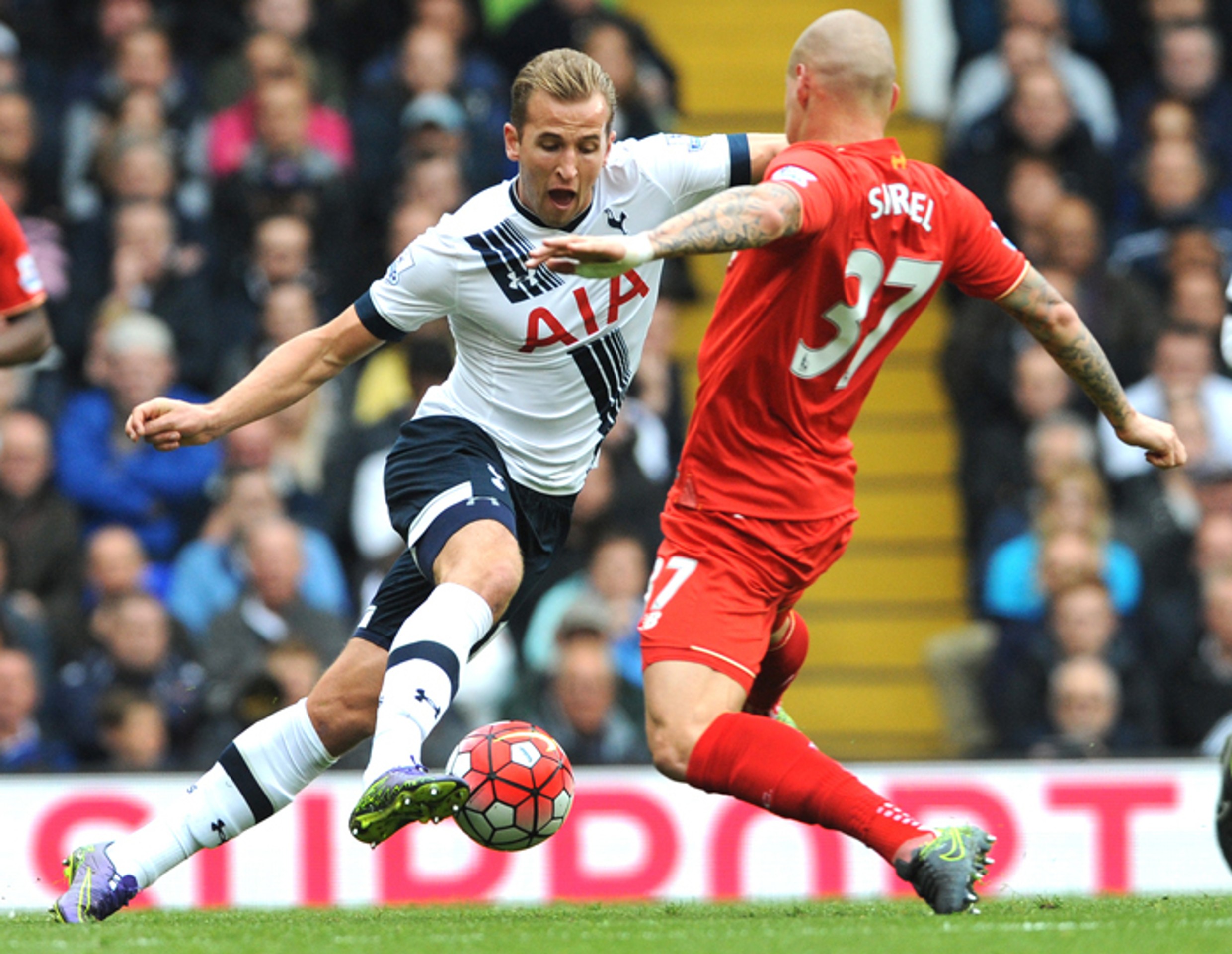  obranca Liverpoolu Martin Škrtel, vľavo hráč Tottenhamu Harry Kane.