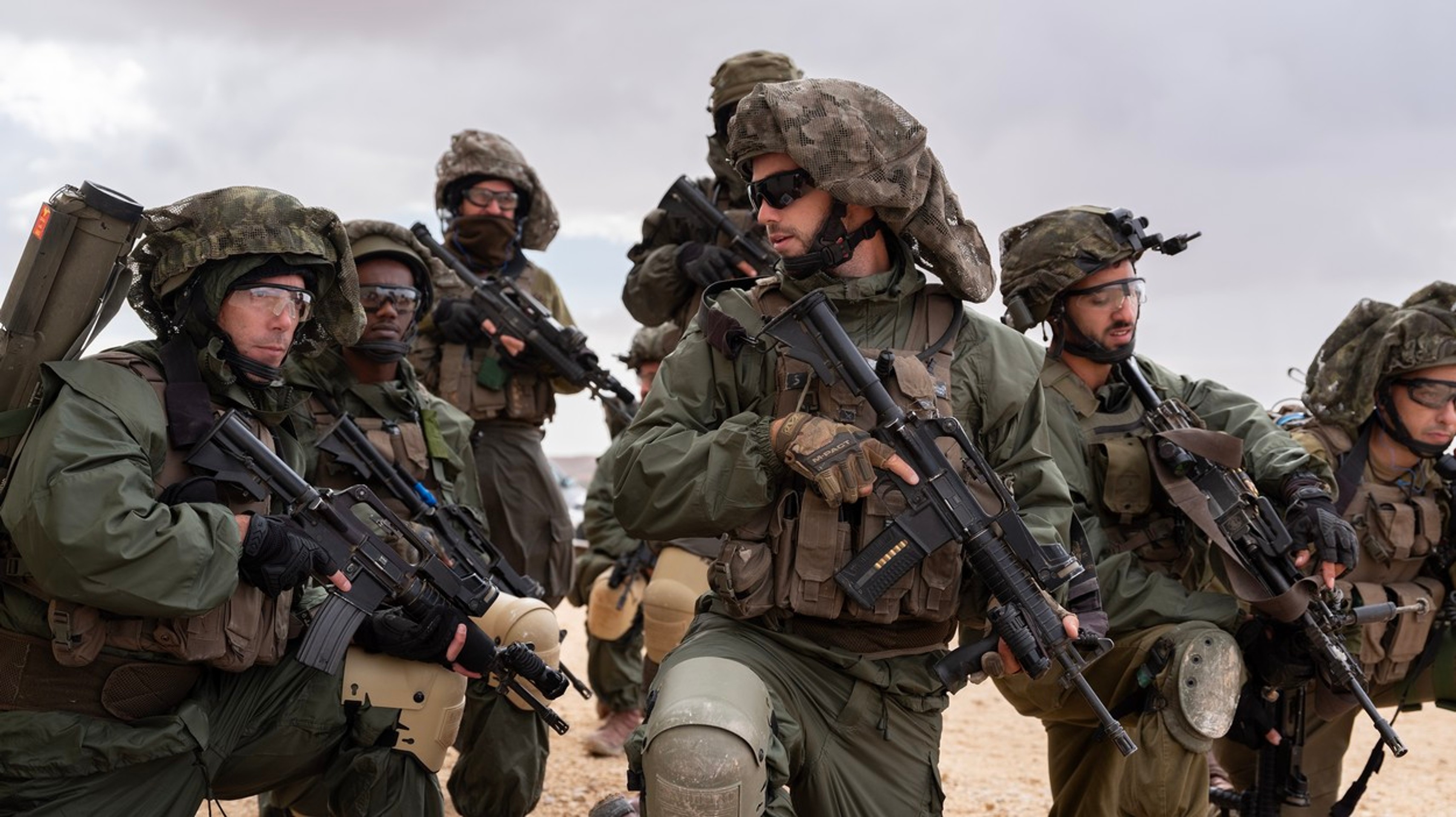 Izraelskí vojaci s micnefetmi na prilbách.