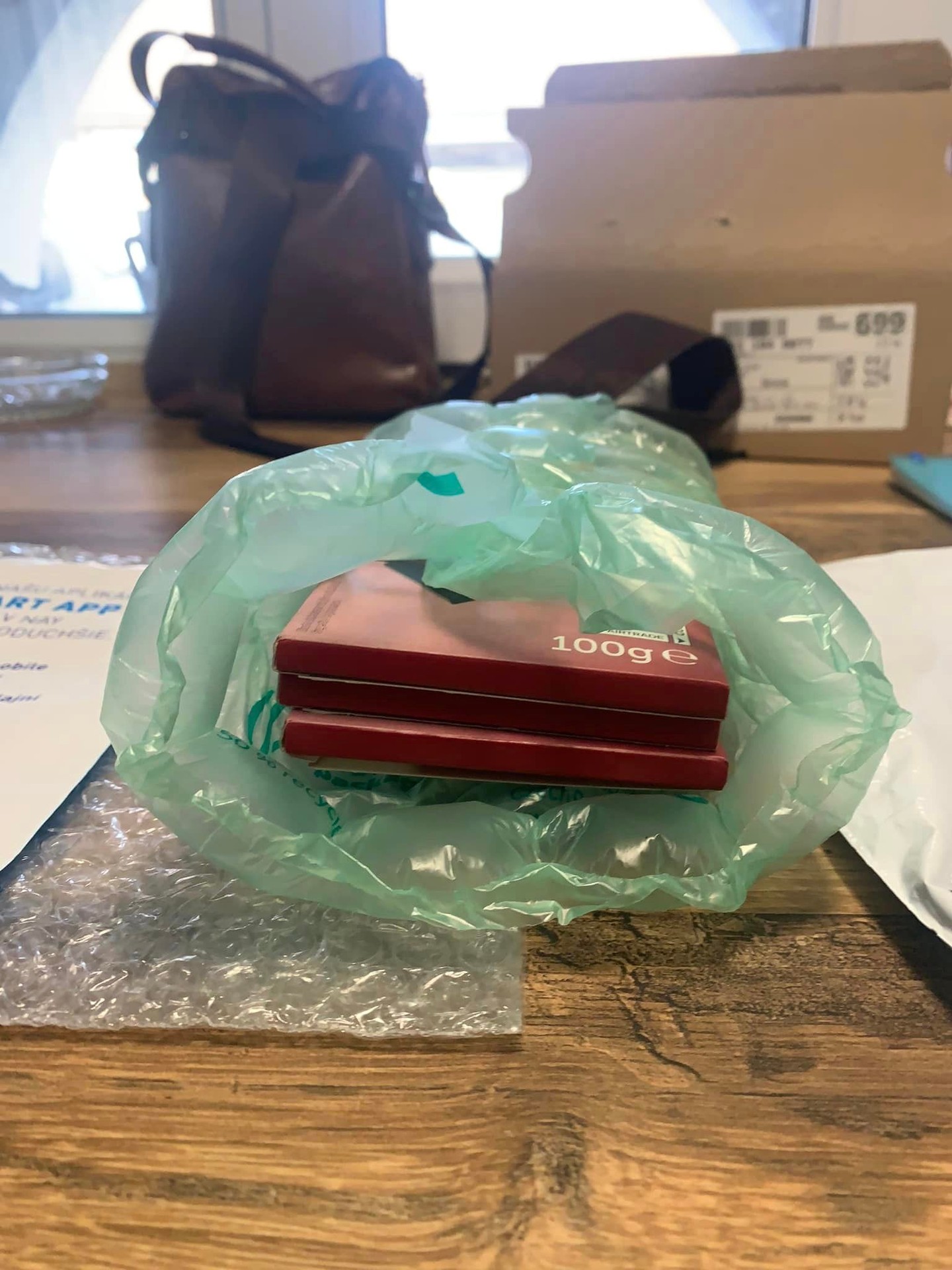 Miesto iPhone prišli len tri čokolády s páskou Nay.