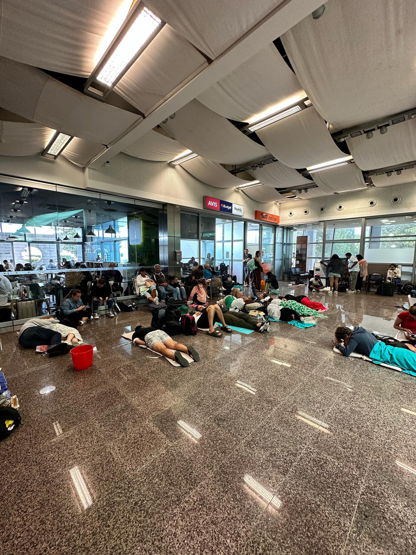 Slovenky strávili noc vo vytopenej letiskovej hale