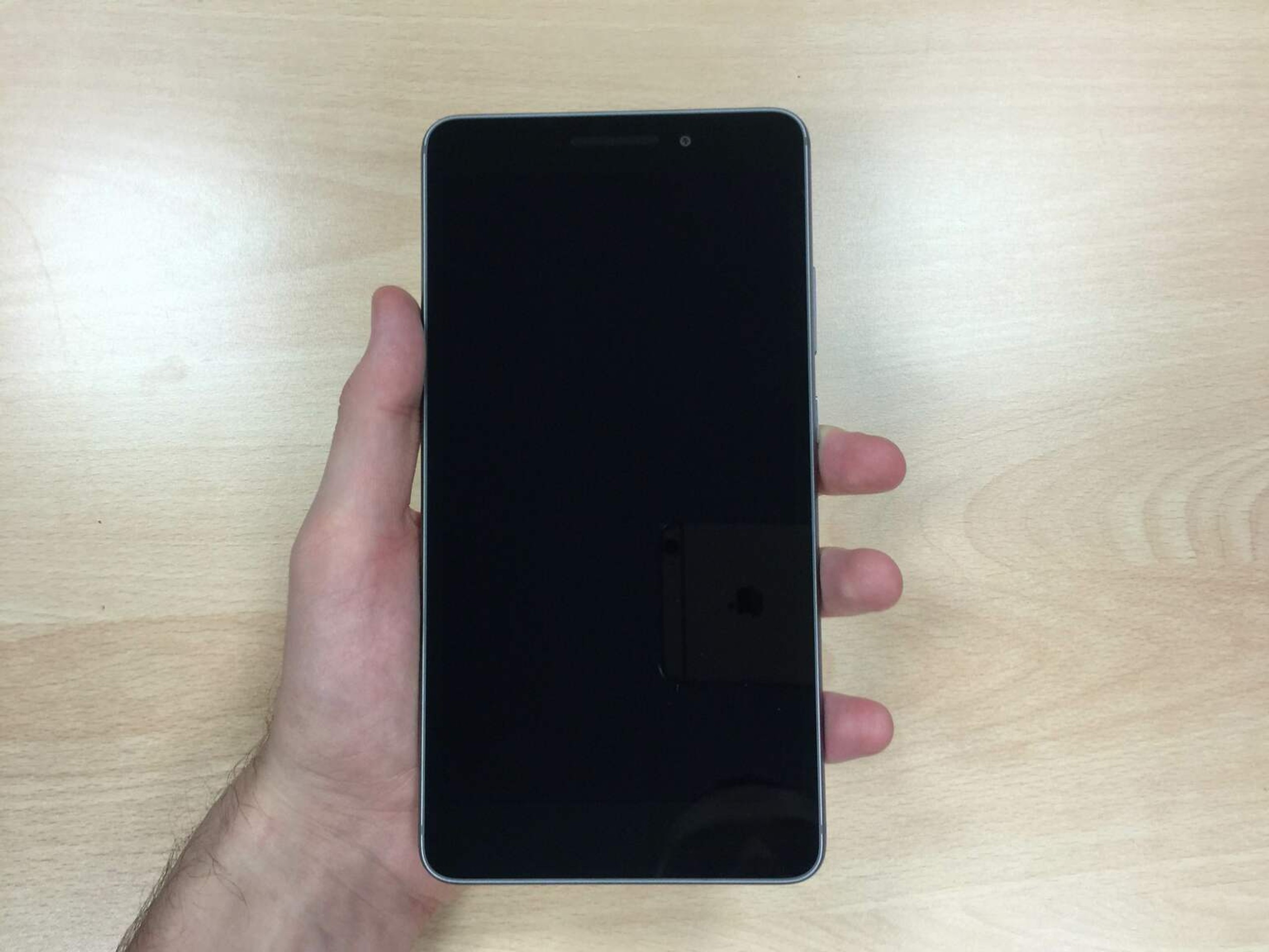 Phablet napriek svojej veľkosti dobre zapasuje do ruky