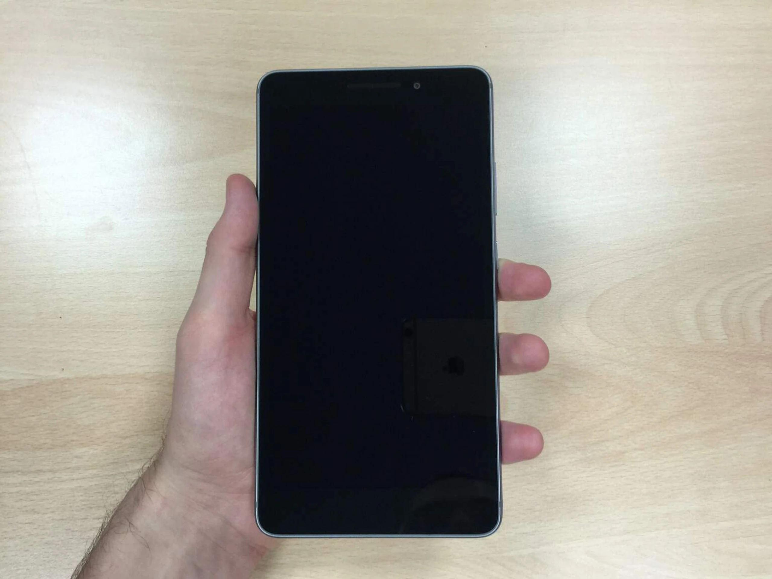 Phablet napriek svojej veľkosti dobre zapasuje do ruky