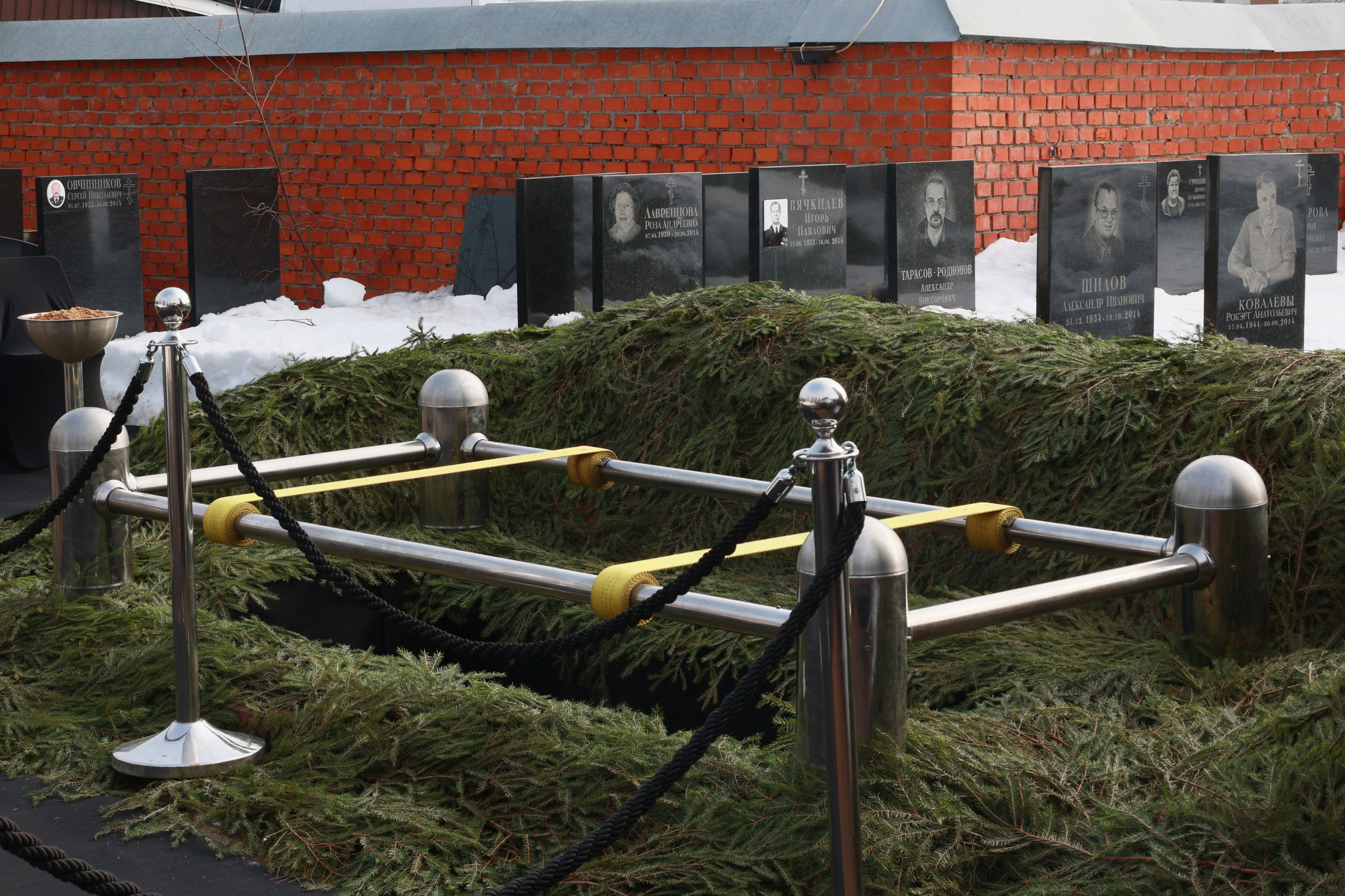 Pohľad na hrob, kde má byť pochovaný ruský opozičný líder Alexej Navaľnyj.