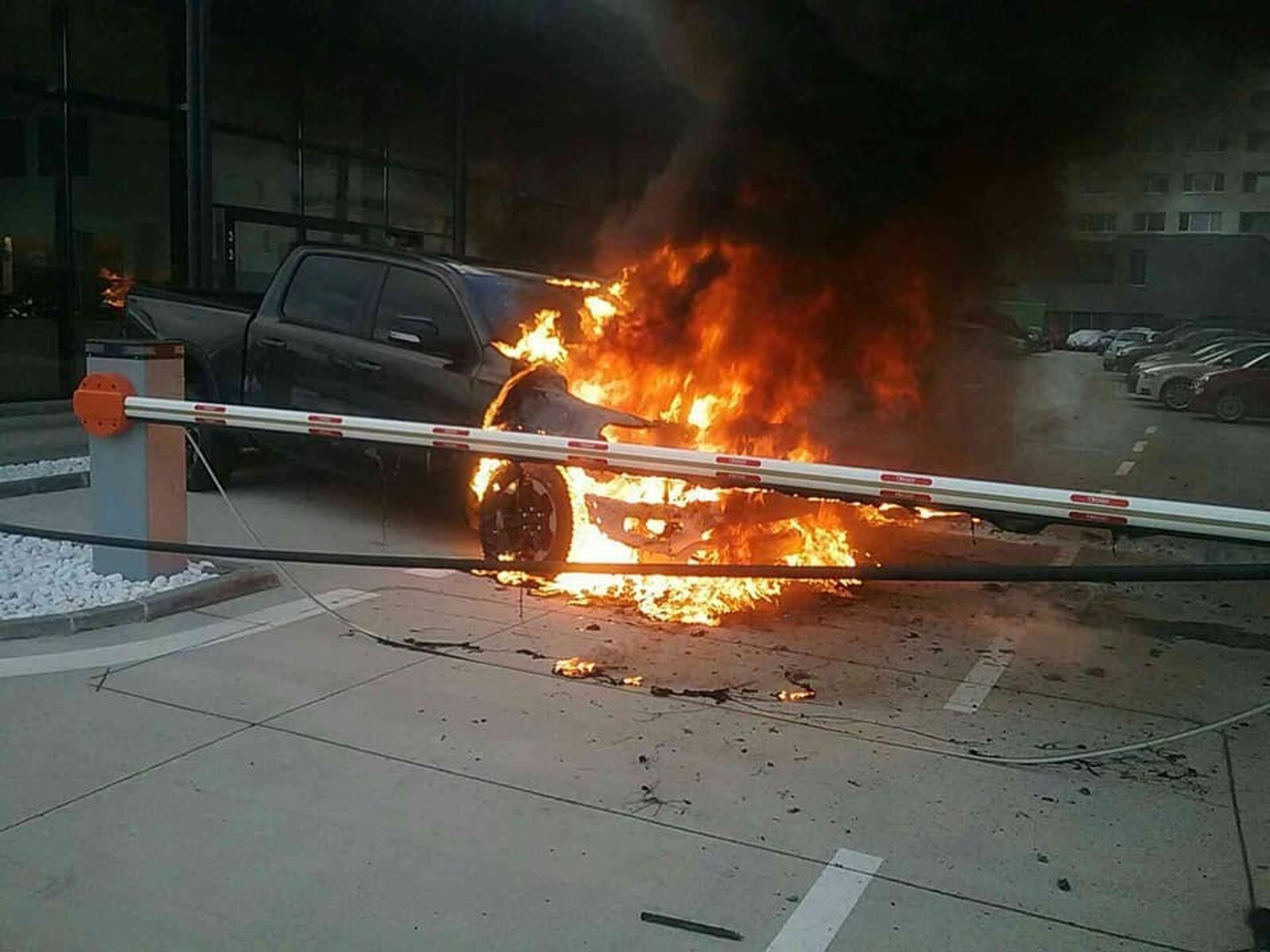 Vraky obhorených áut na Panónskej ulici.