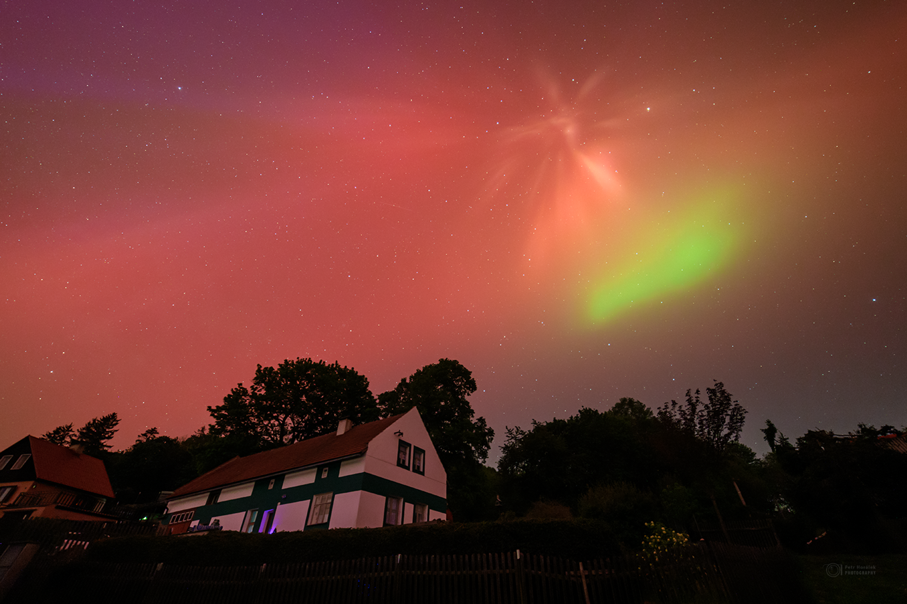 Polárna žiara i takzvaný aurorálny anjel nad obcou Záhořice.