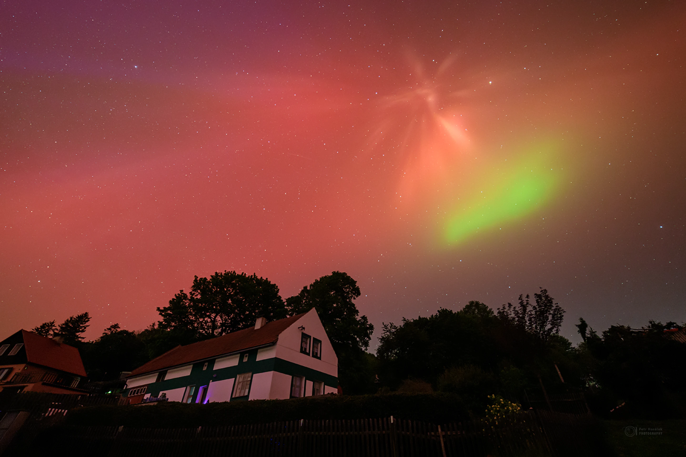 Polárna žiara i takzvaný aurorálny anjel nad obcou Záhořice.