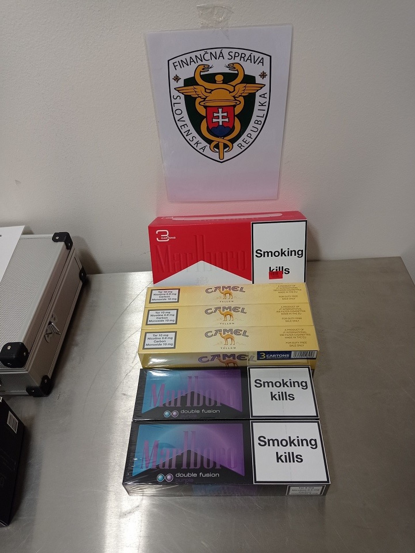 Veci zadržané na letisku v Bratislave.