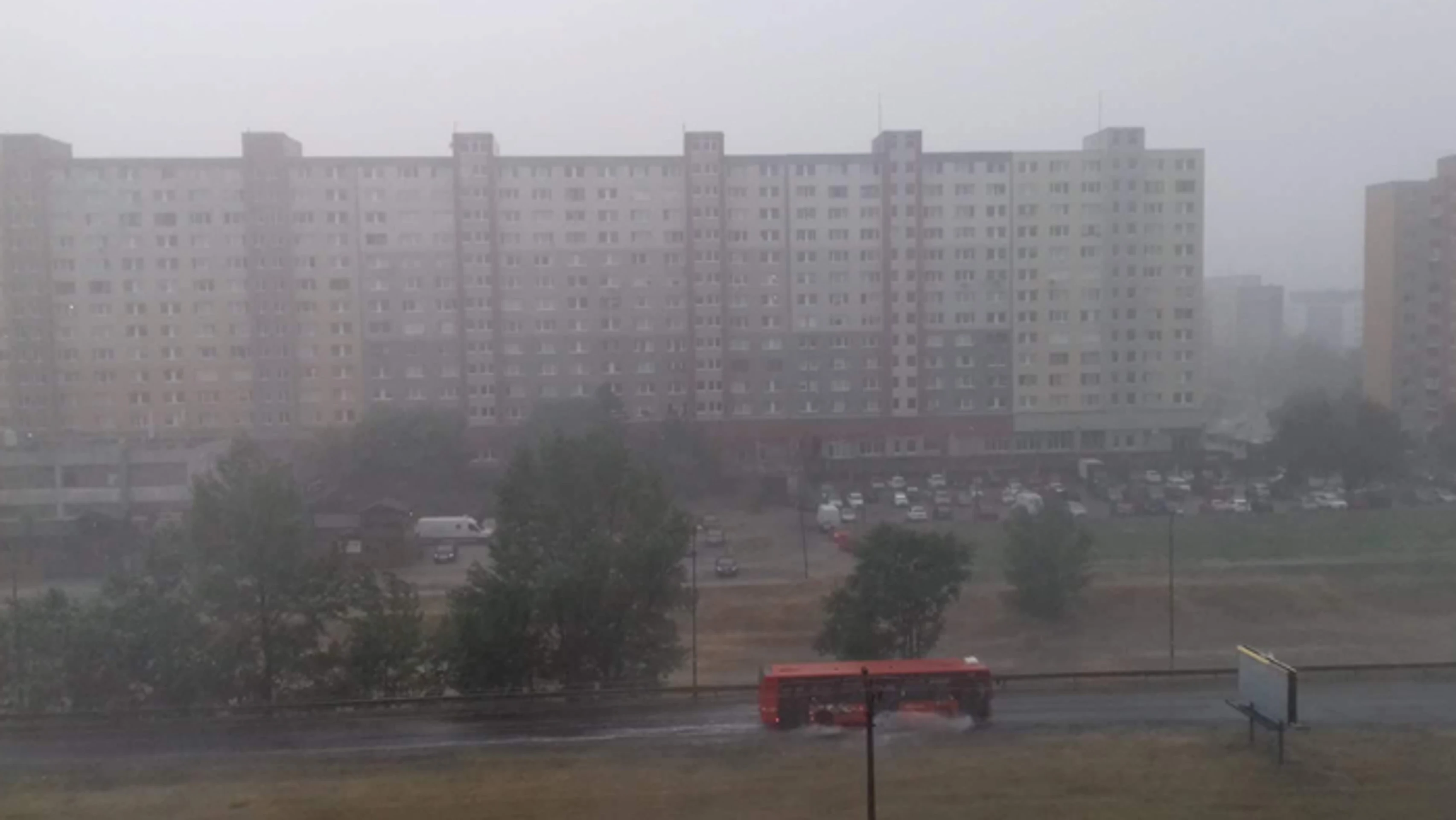 Situácia na D2 zo Stupavy počas búrky.
