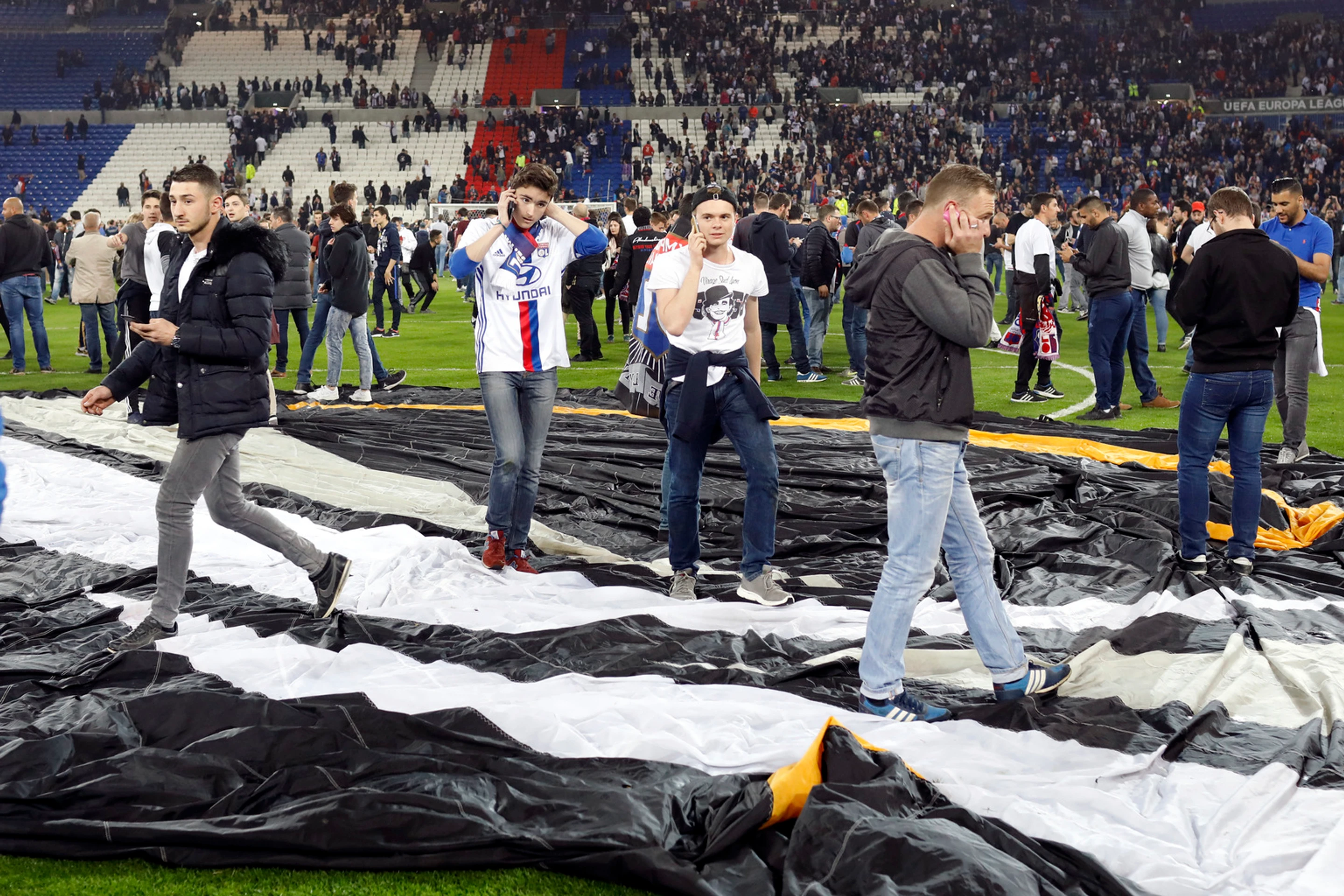 Fanúšikovia Lyonu a Besiktasu vtrhli na trávnik pred štvrťfinále EL.