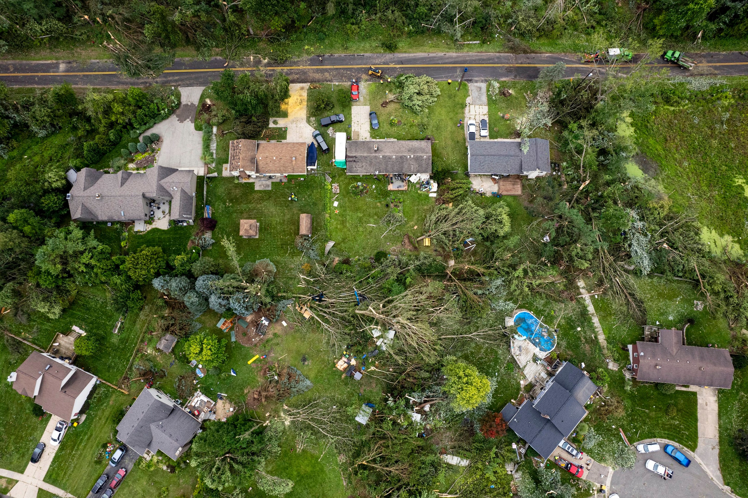 Dôsledky pustošenia tornáda.