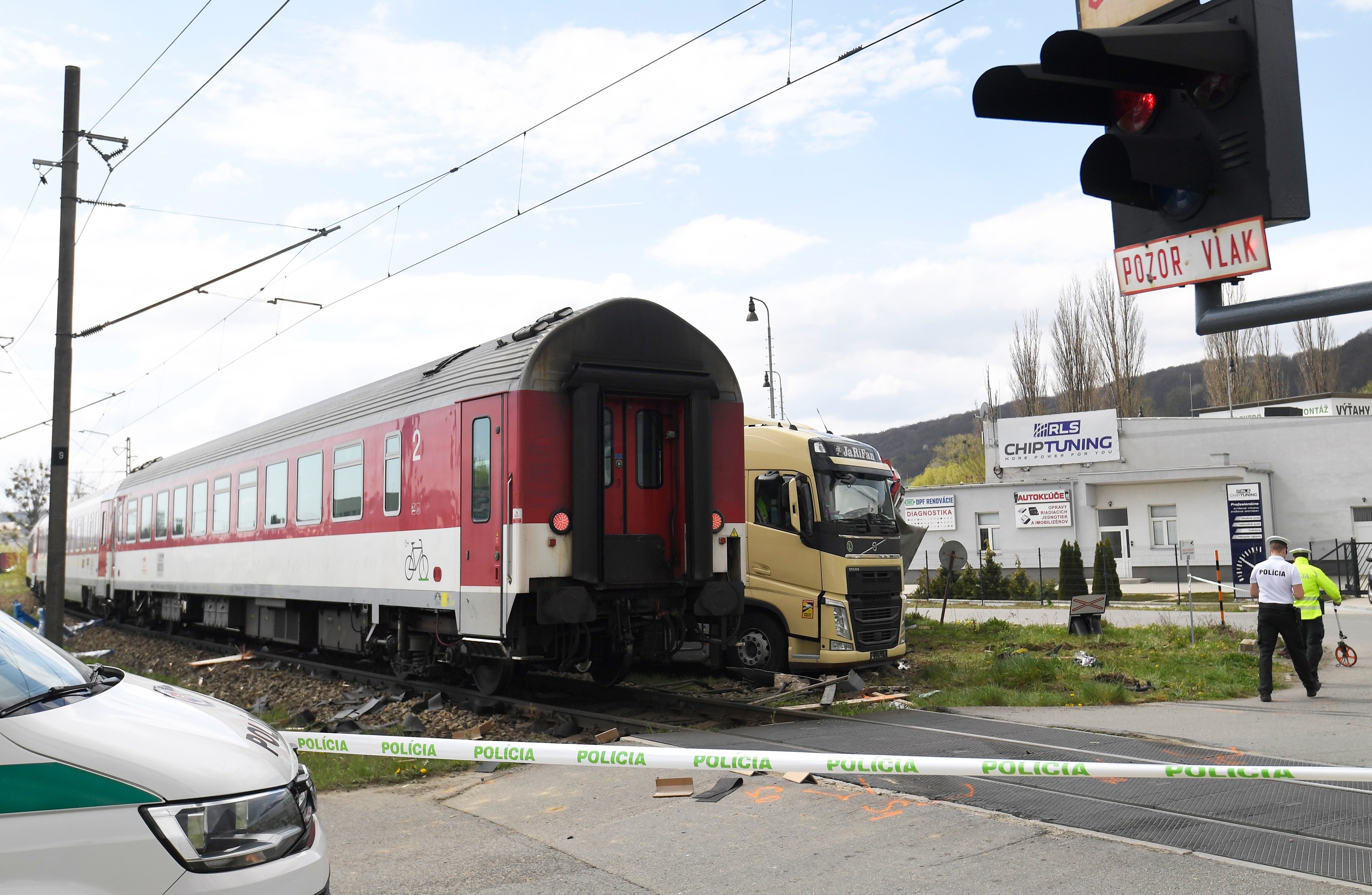 Vlak sa zrazil s kamiónom