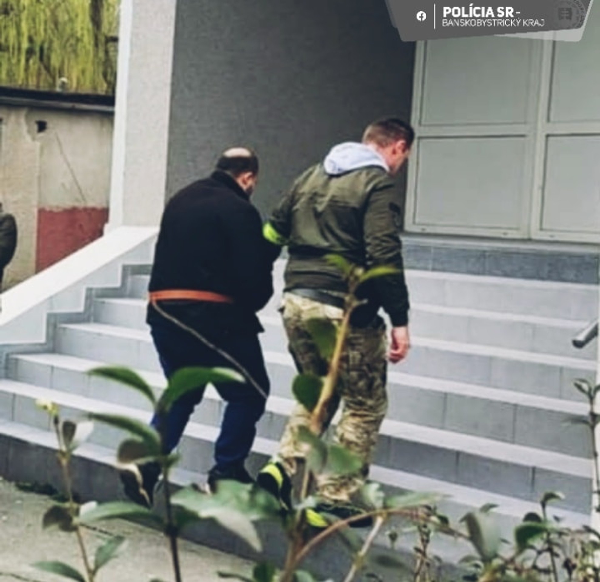 Muži, ktorí v Lubeníku zbili iného muža palicou, putujú do väzby.