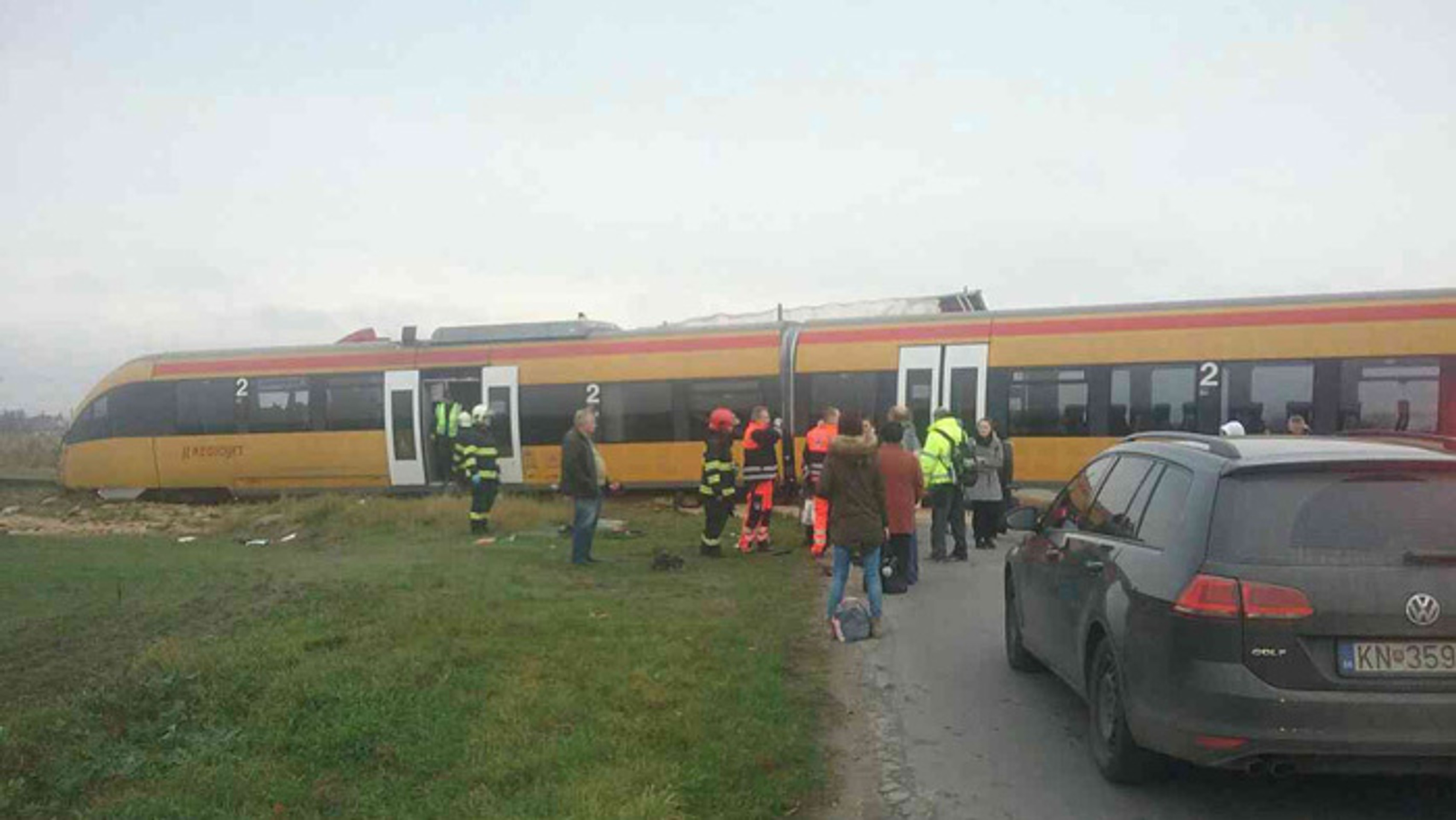 Cestujúci po zrážke vlaku v Zemianskej Olči.