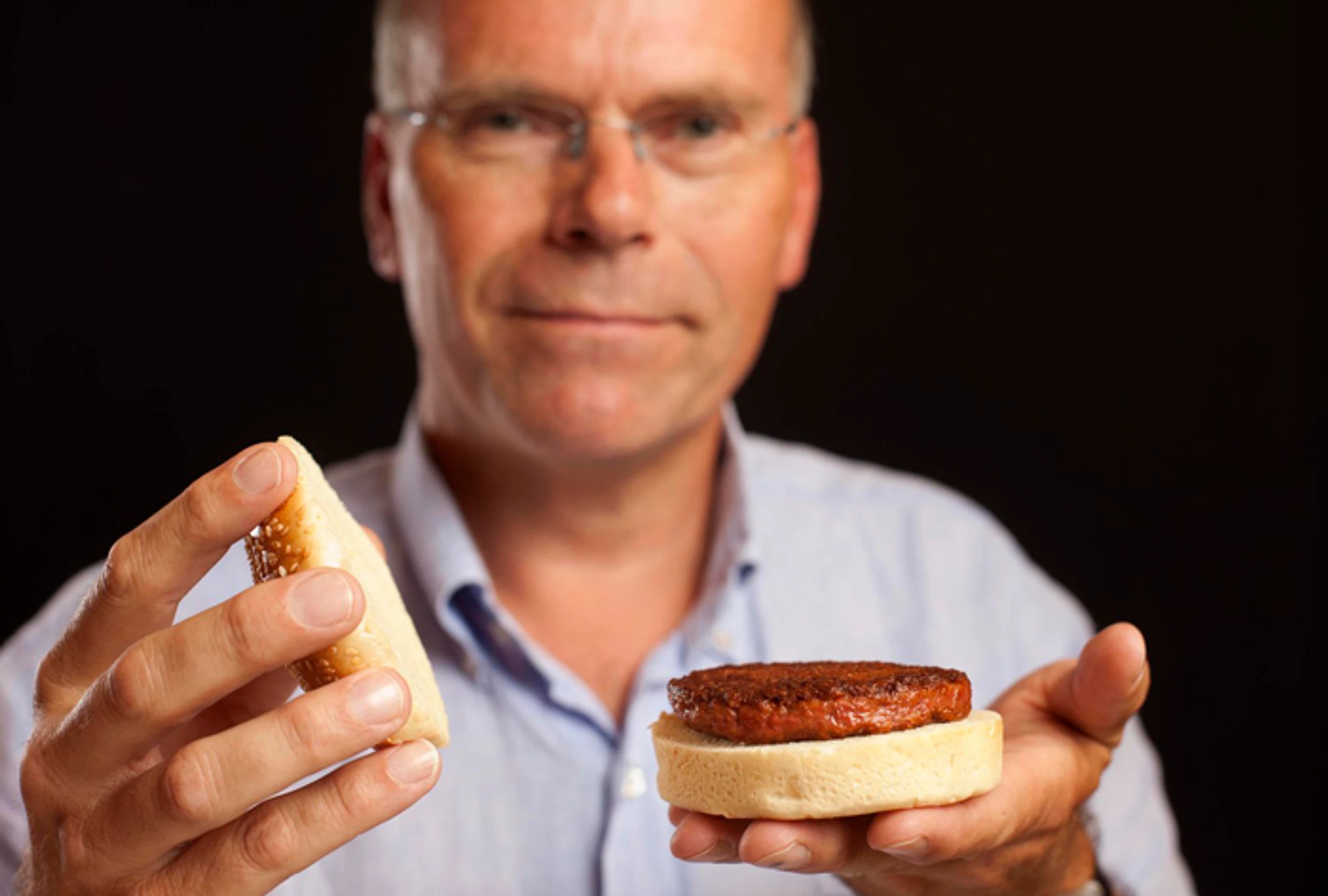 Mark Post so svojím hamburgerom z kultivovaného mäsa.
