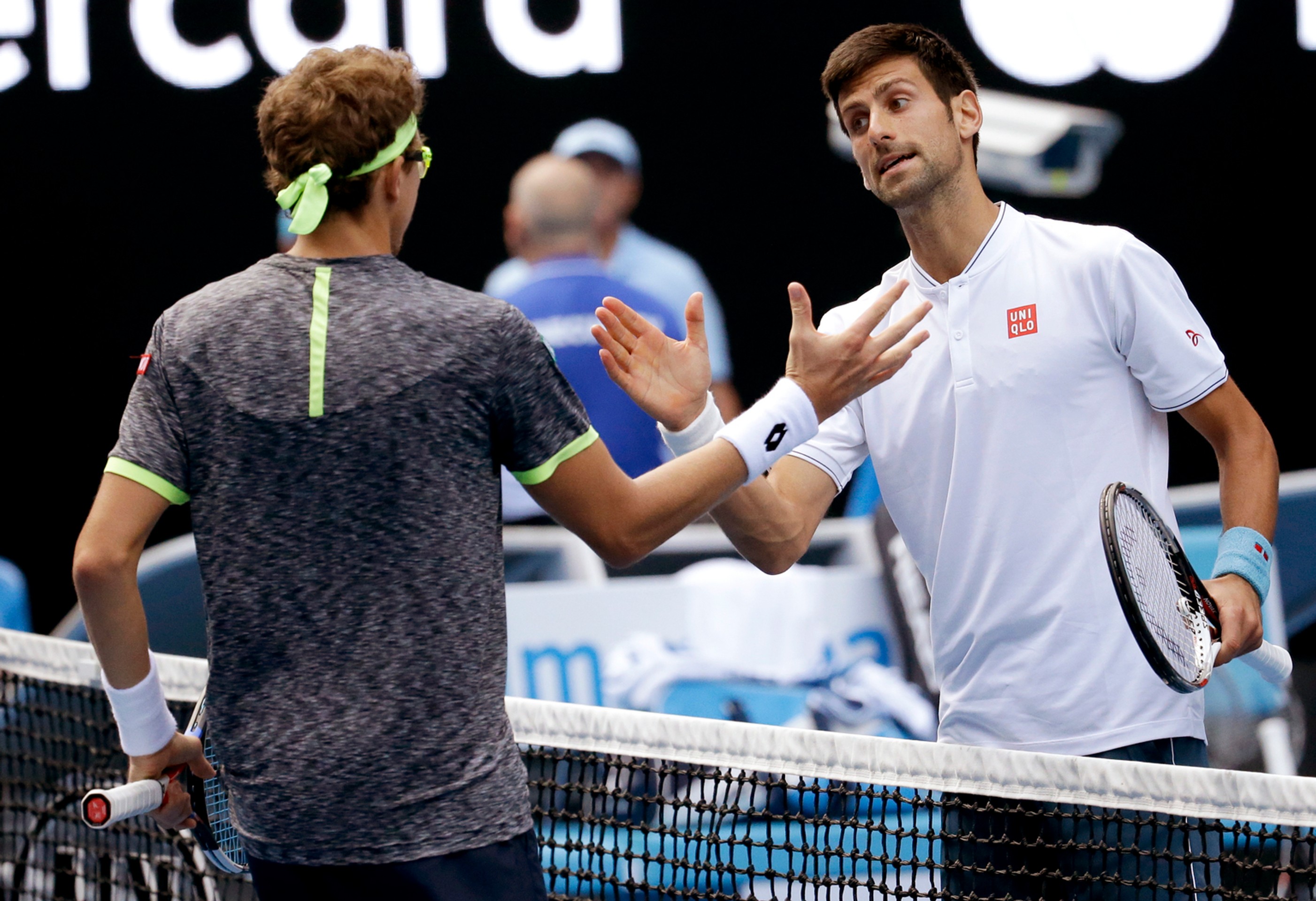 Novak Djokovič gratuluje k výhre Denisovi Isťominovi.