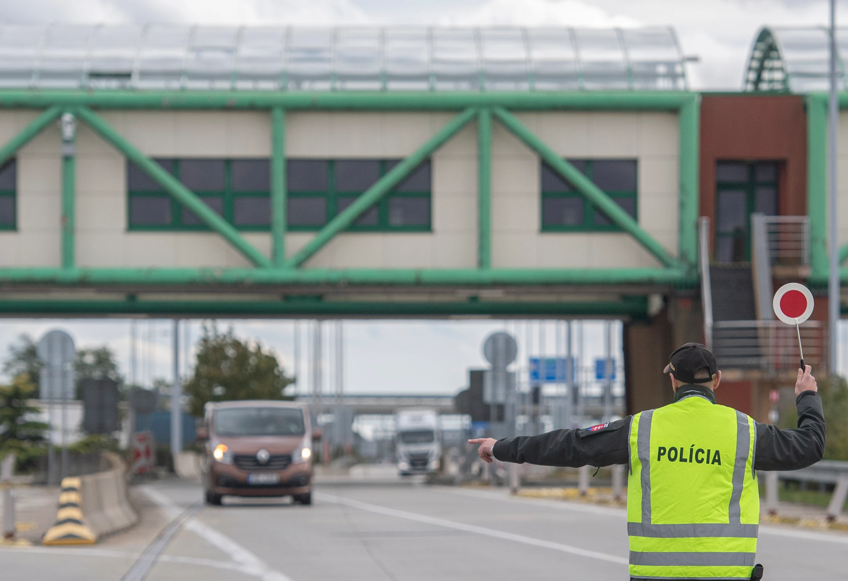 Policajná kontrola na diaľničnom hraničnom priechode Bratislava – Čunovo a Rajka medzi Slovenskom a Maďarskom.