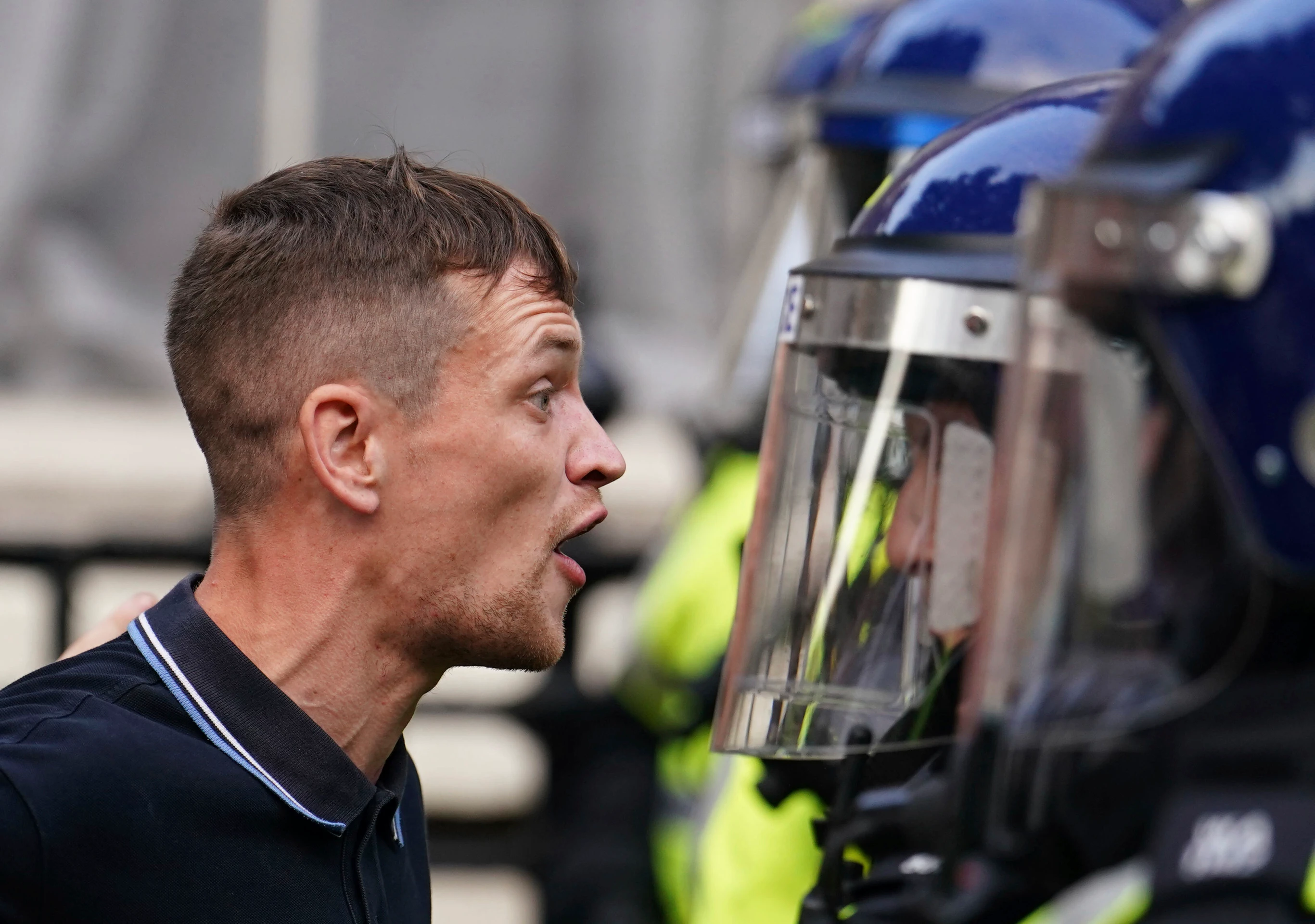 Protestujúci v konfrontácii s políciou počas protestu po pondelkovej vražde troch dievčat.