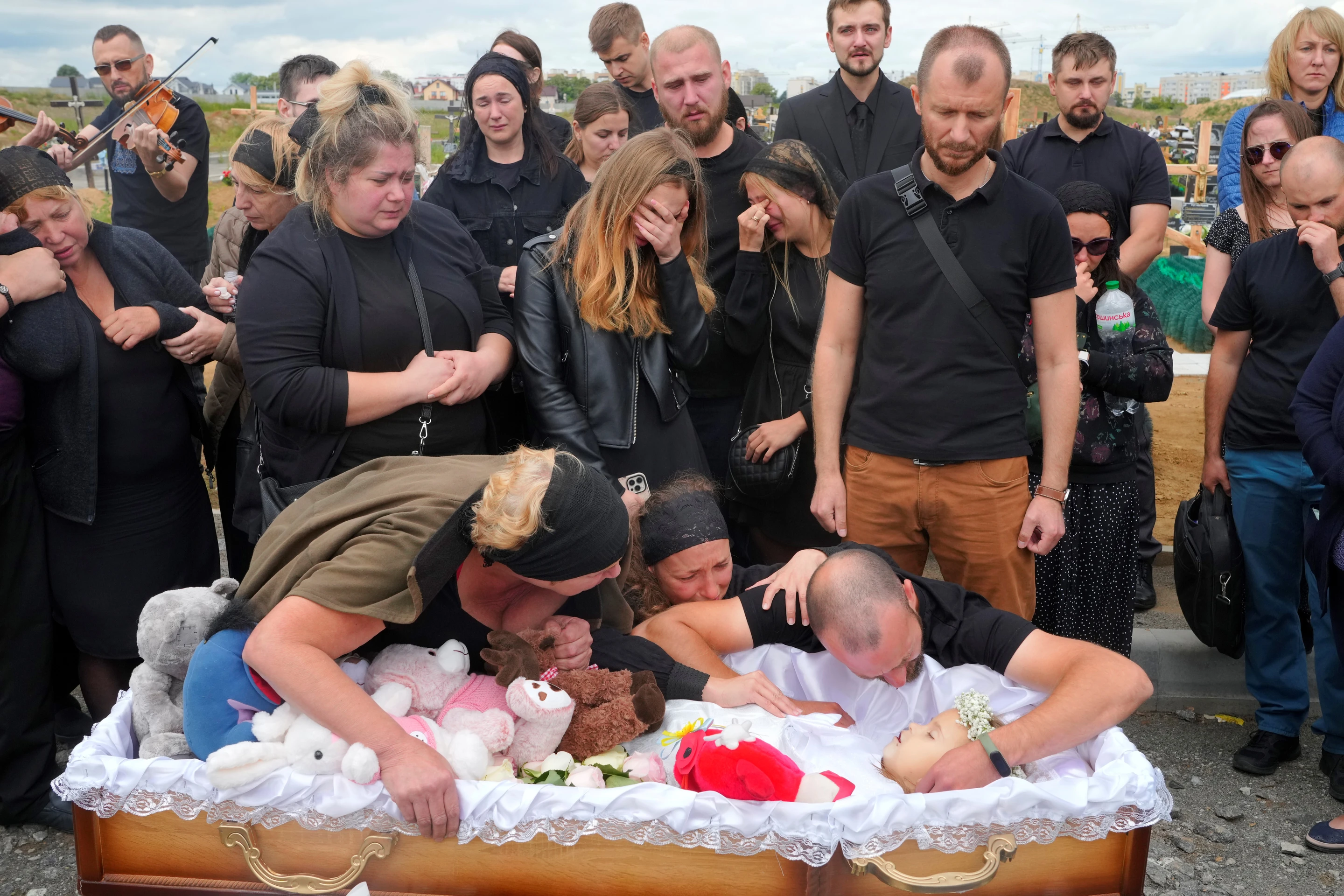 Rodinní príslušníci a priatelia smútia počas pohrebu 4-ročnej Lizy, ktorá zahynula pri ruskom raketovom útoku v meste Vinnycia.