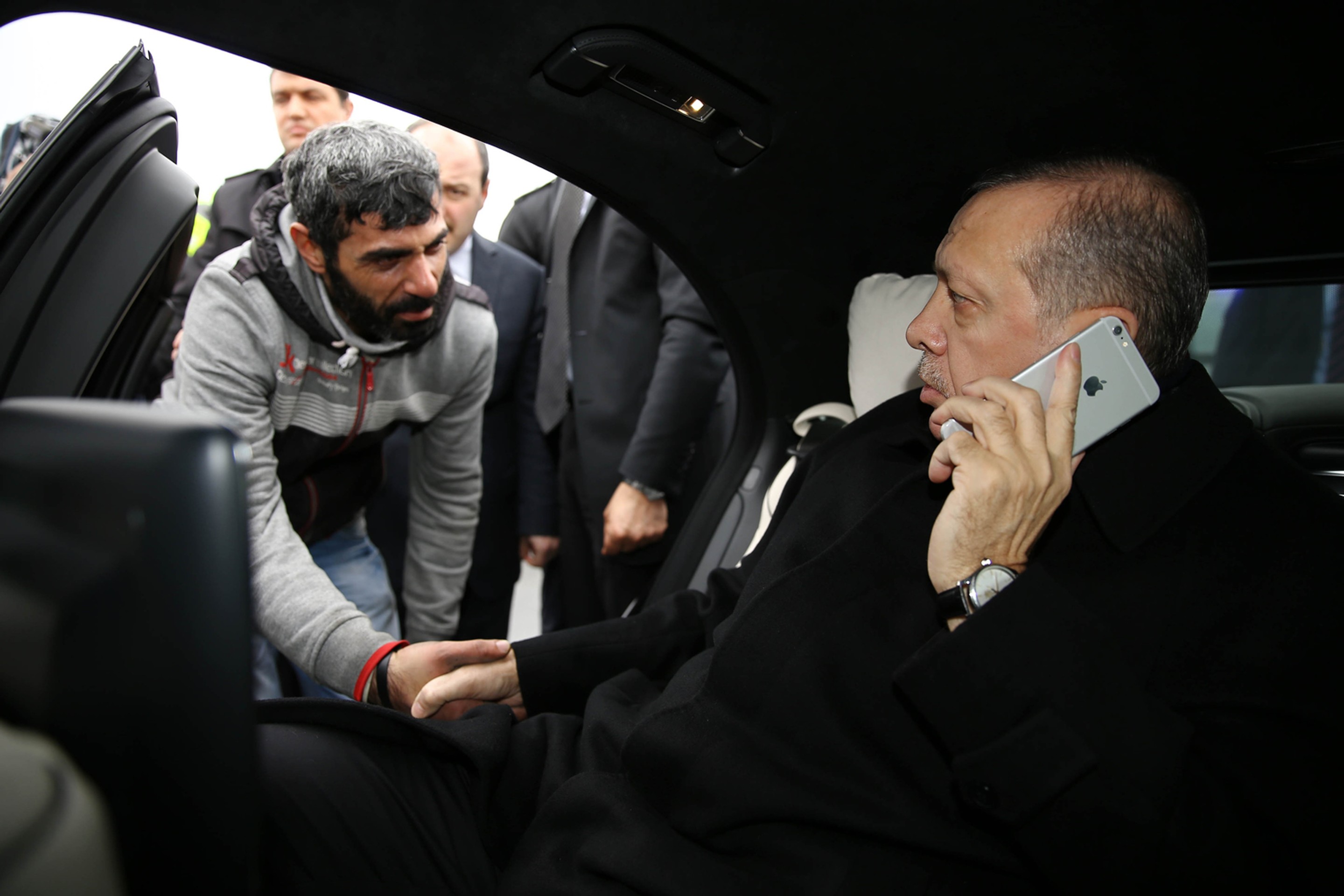 Turecký prezident Recep Tayyip Erdogan vyhovoril samovrahovi skok z mosta.
