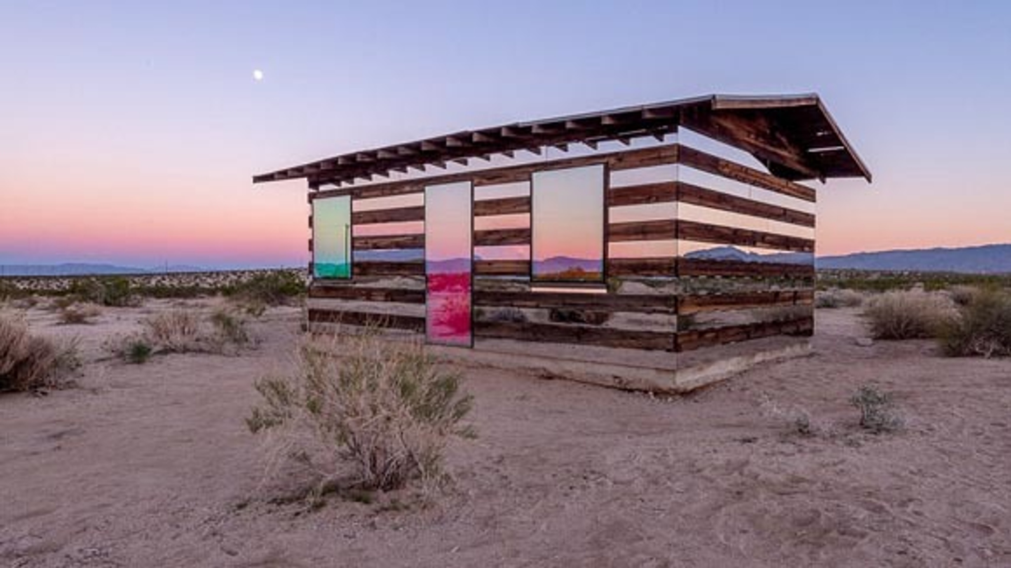 Zrkadlový domček na púšti v Kalifornii