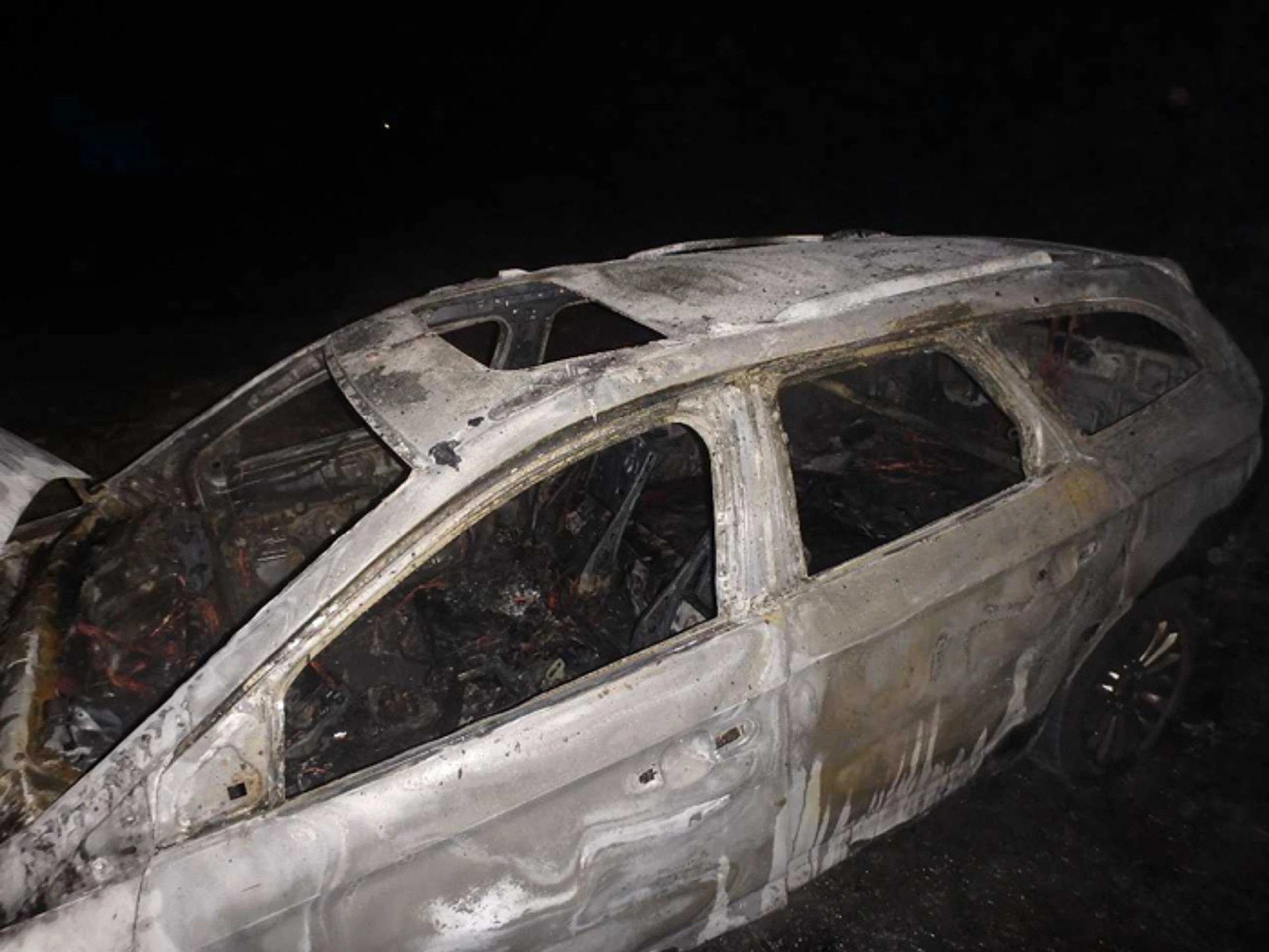 Zhorené auto na Pažitnej ulici v obci Ohrady.