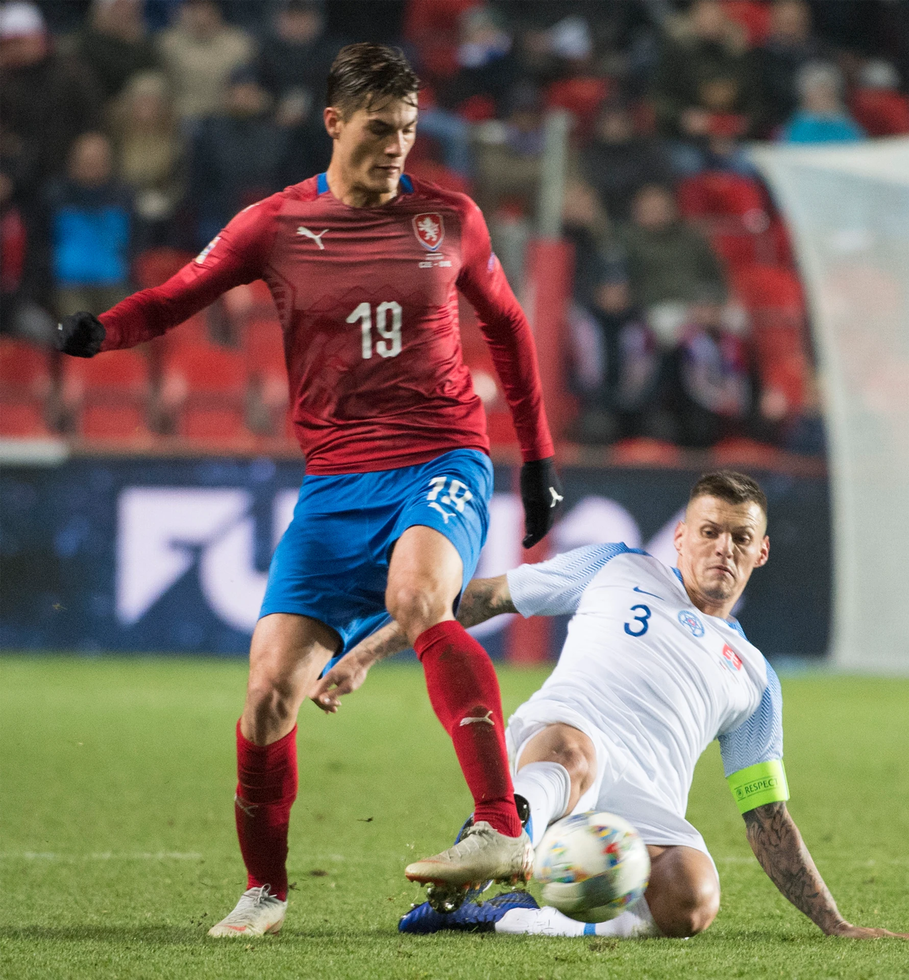 Vpravo obranca Martin Škrtel a vľavo český útočník Patrik Schick.