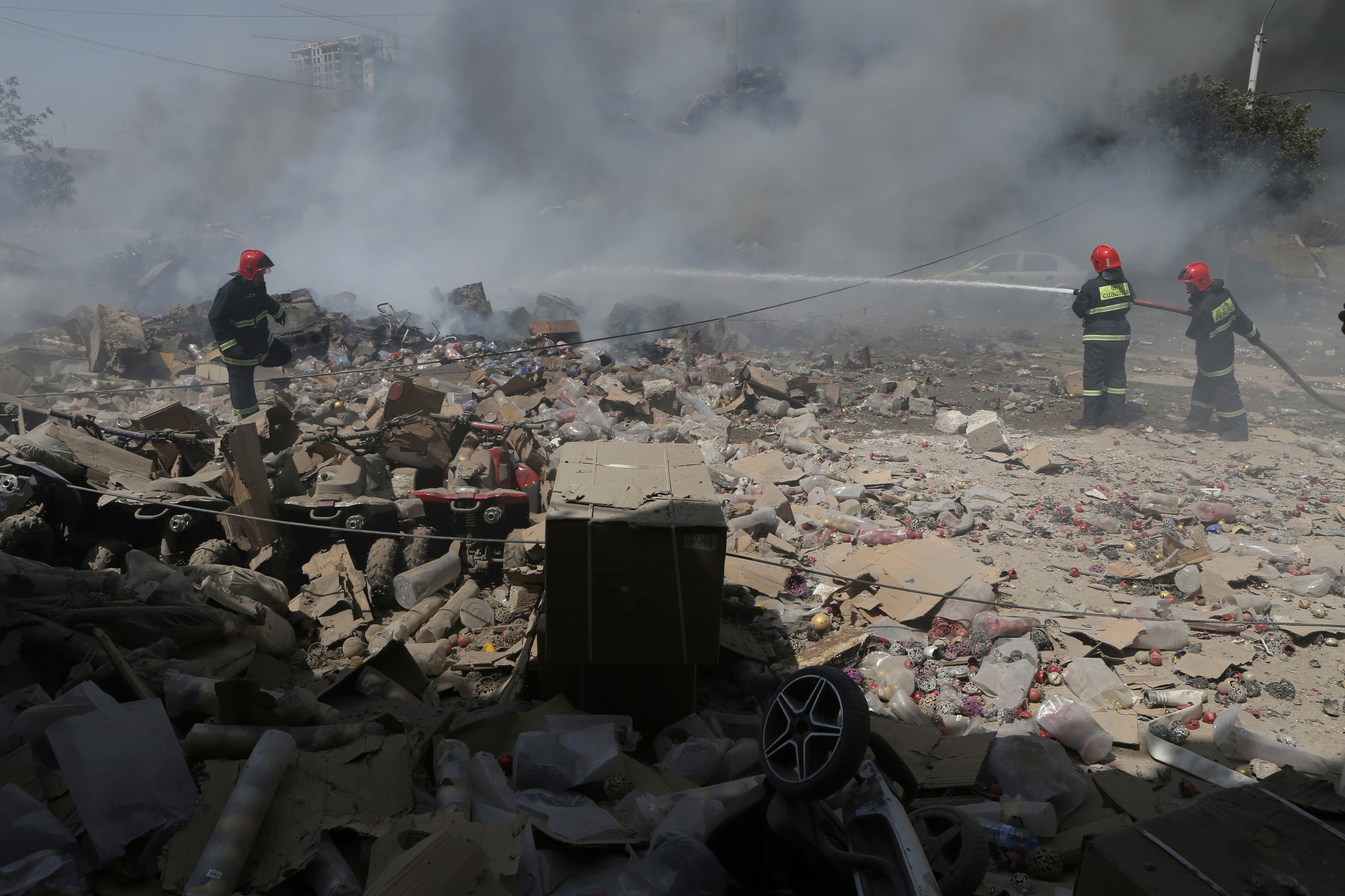 Hasiči hasia plamene