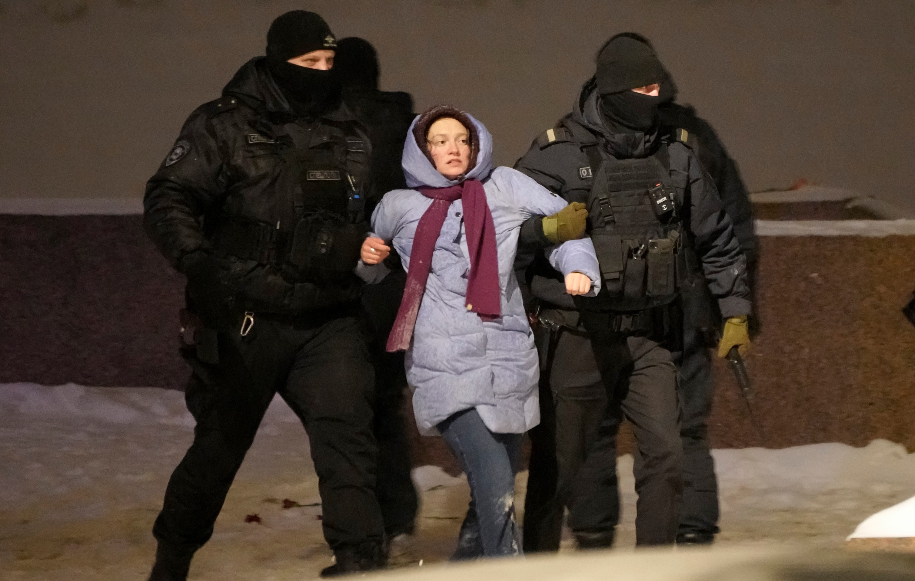 Policajti zadržali ženu, ktorá položila kvety k pamätníku obetí politických represií na pamiatku Alexeja Navaľného.