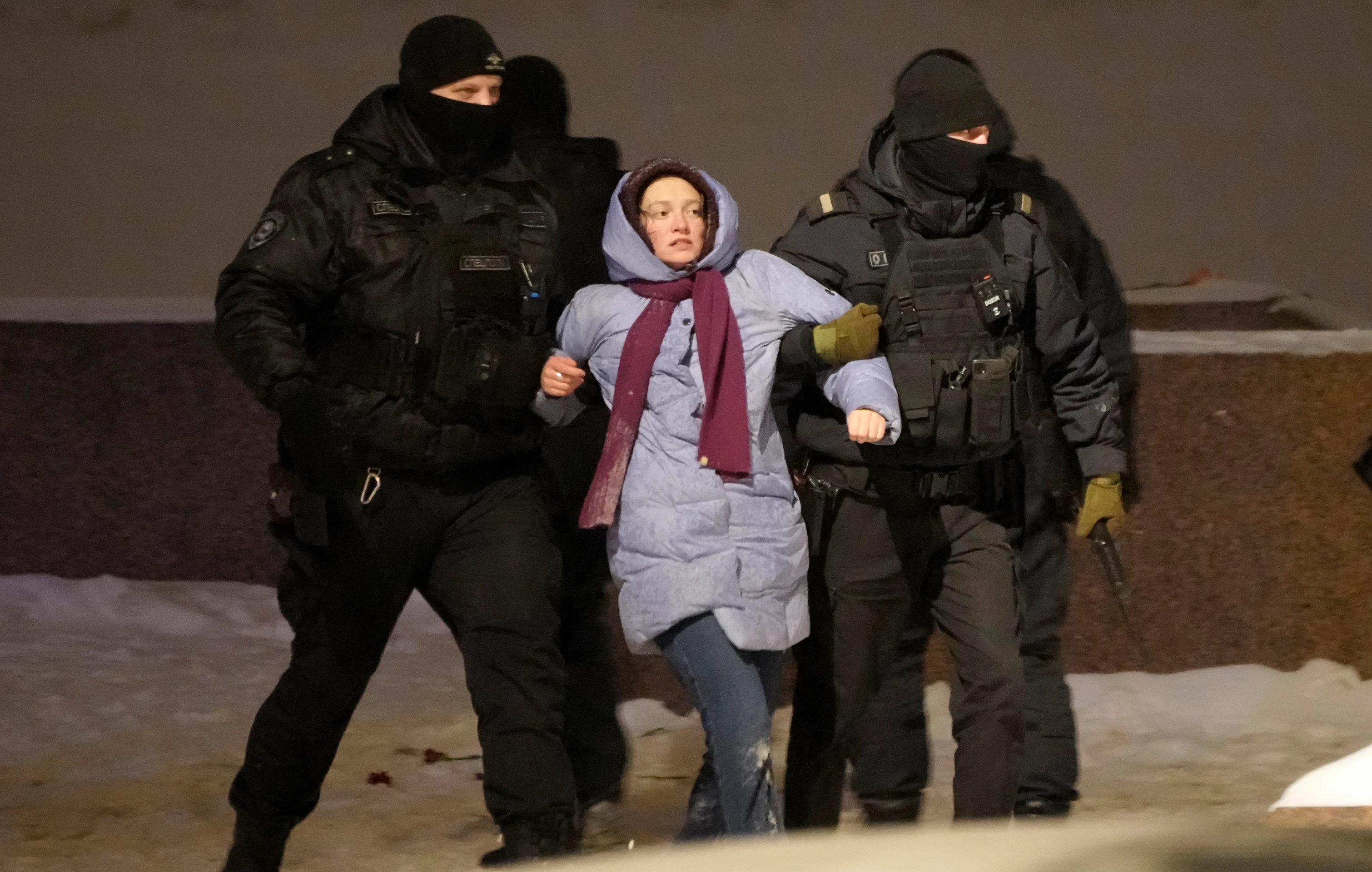 Policajti zadržali ženu, ktorá položila kvety k pamätníku obetí politických represií na pamiatku Alexeja Navaľného.