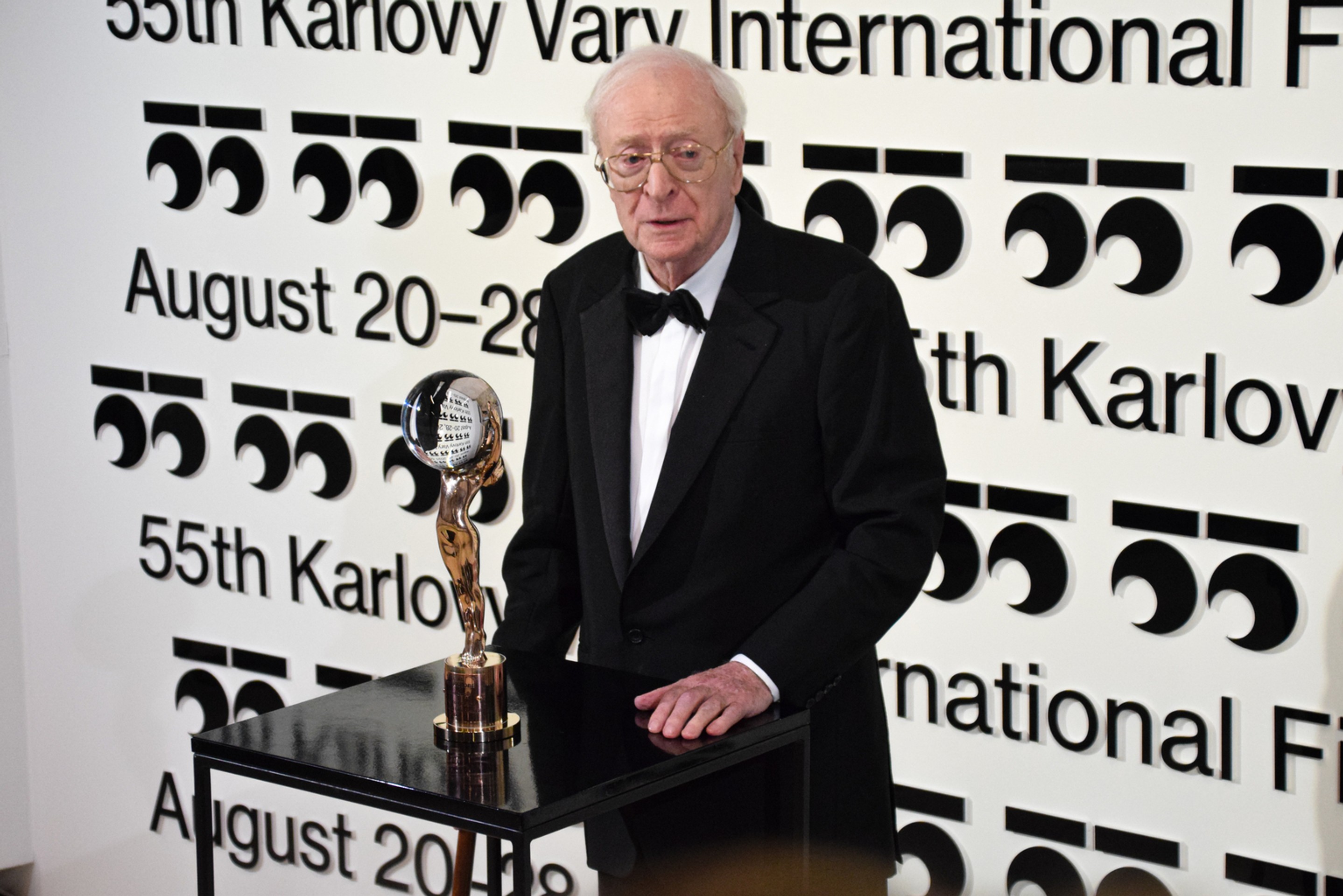 Sir Michael Caine si na 55. ročníku MFF KV prevzal Krištáľový glóbus za mimoriadny umelecký prínos do svetovej kinematografie