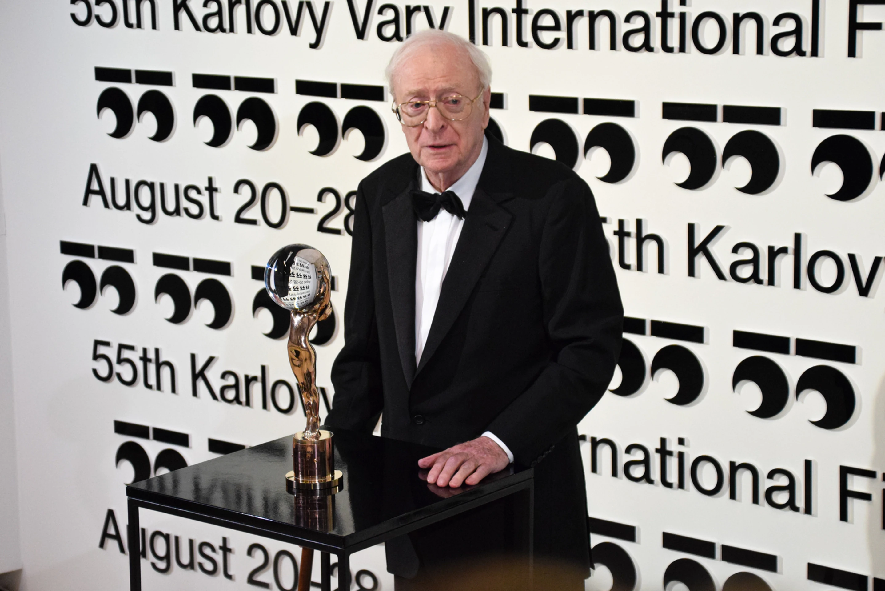 Sir Michael Caine si na 55. ročníku MFF KV prevzal Krištáľový glóbus za mimoriadny umelecký prínos do svetovej kinematografie
