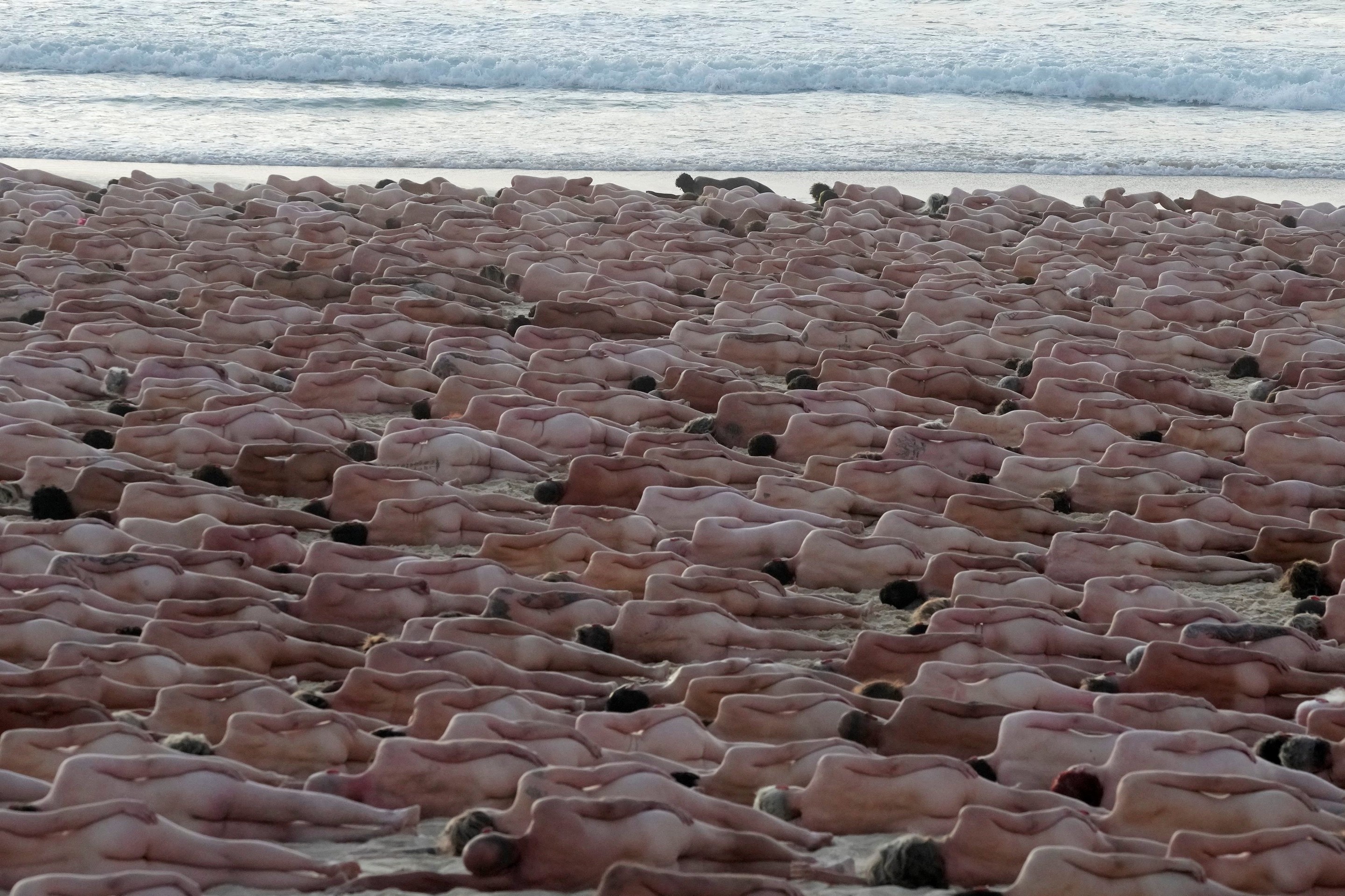 Naháči na Bondi Beach.