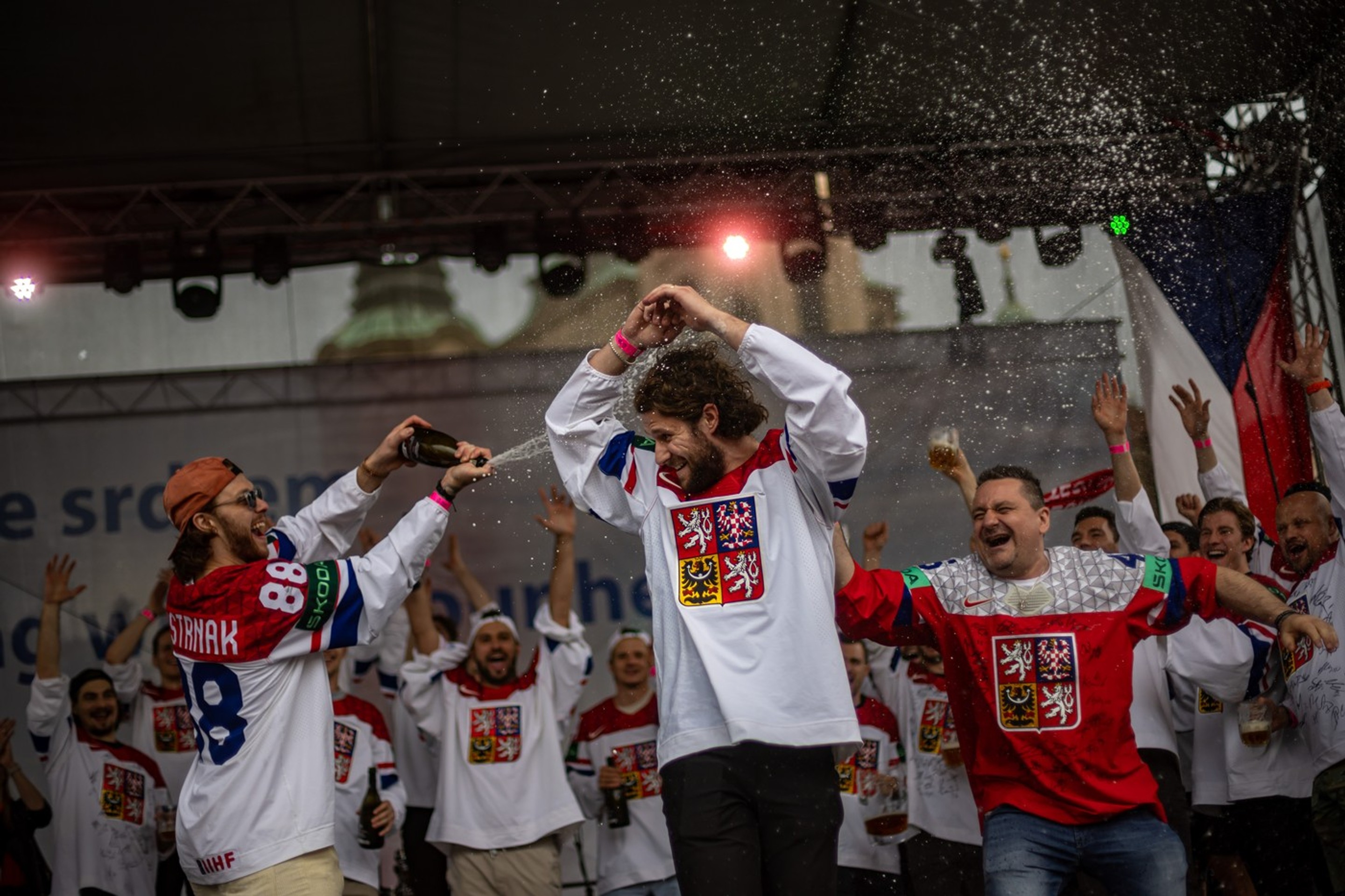 Česi neprestávajú oslavovať. Žilo celé námestie.