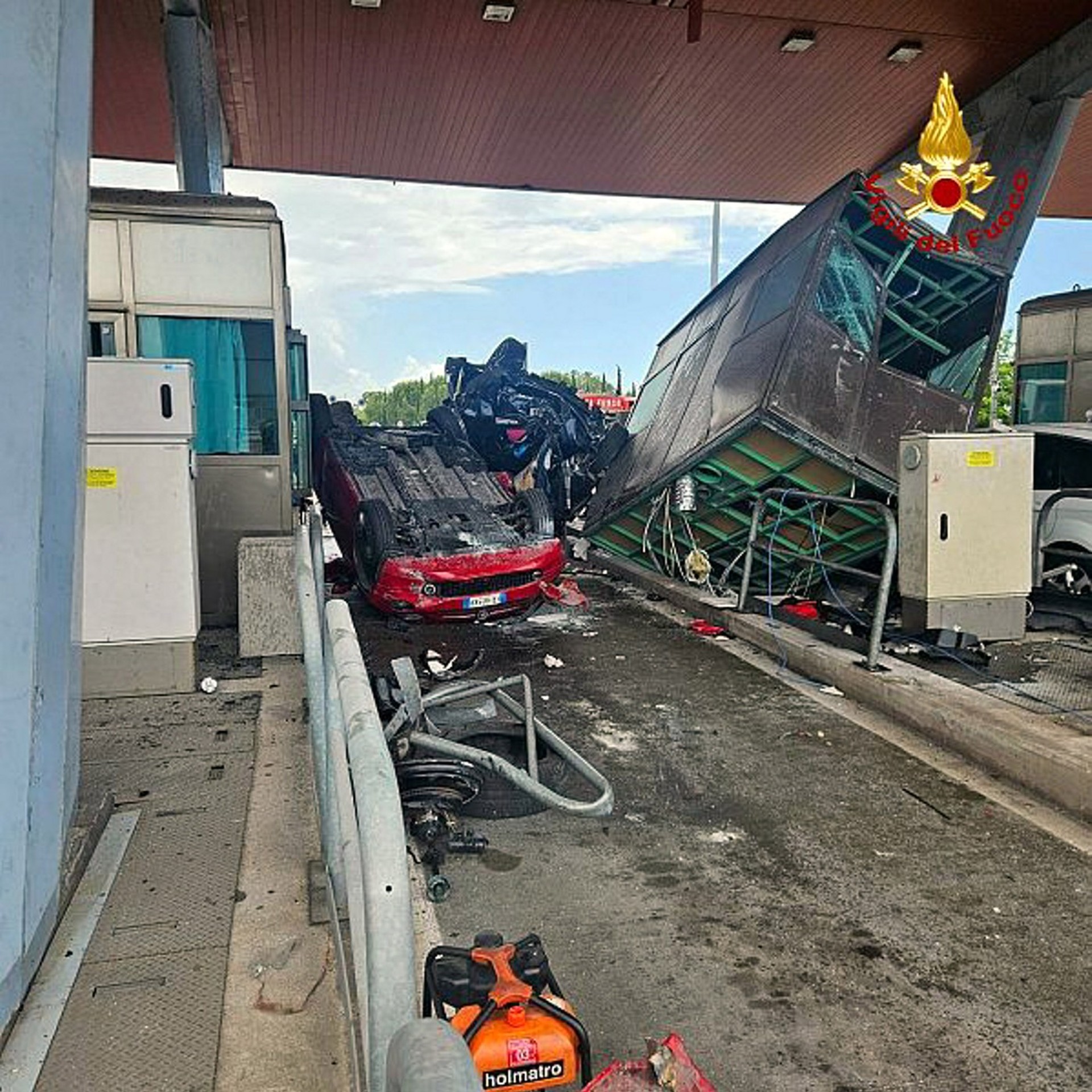 Auto narazilo do mýtnej brány.