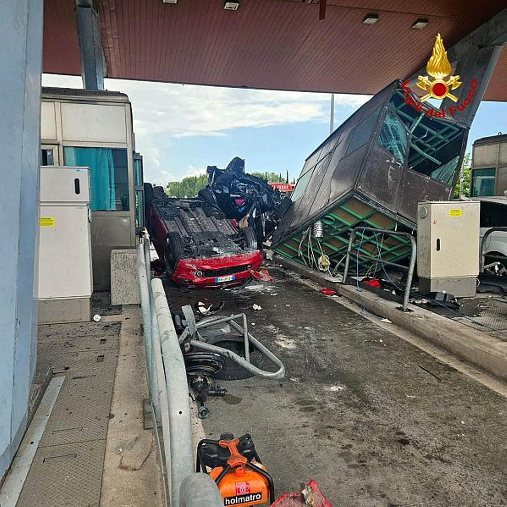 Auto narazilo do mýtnej brány.