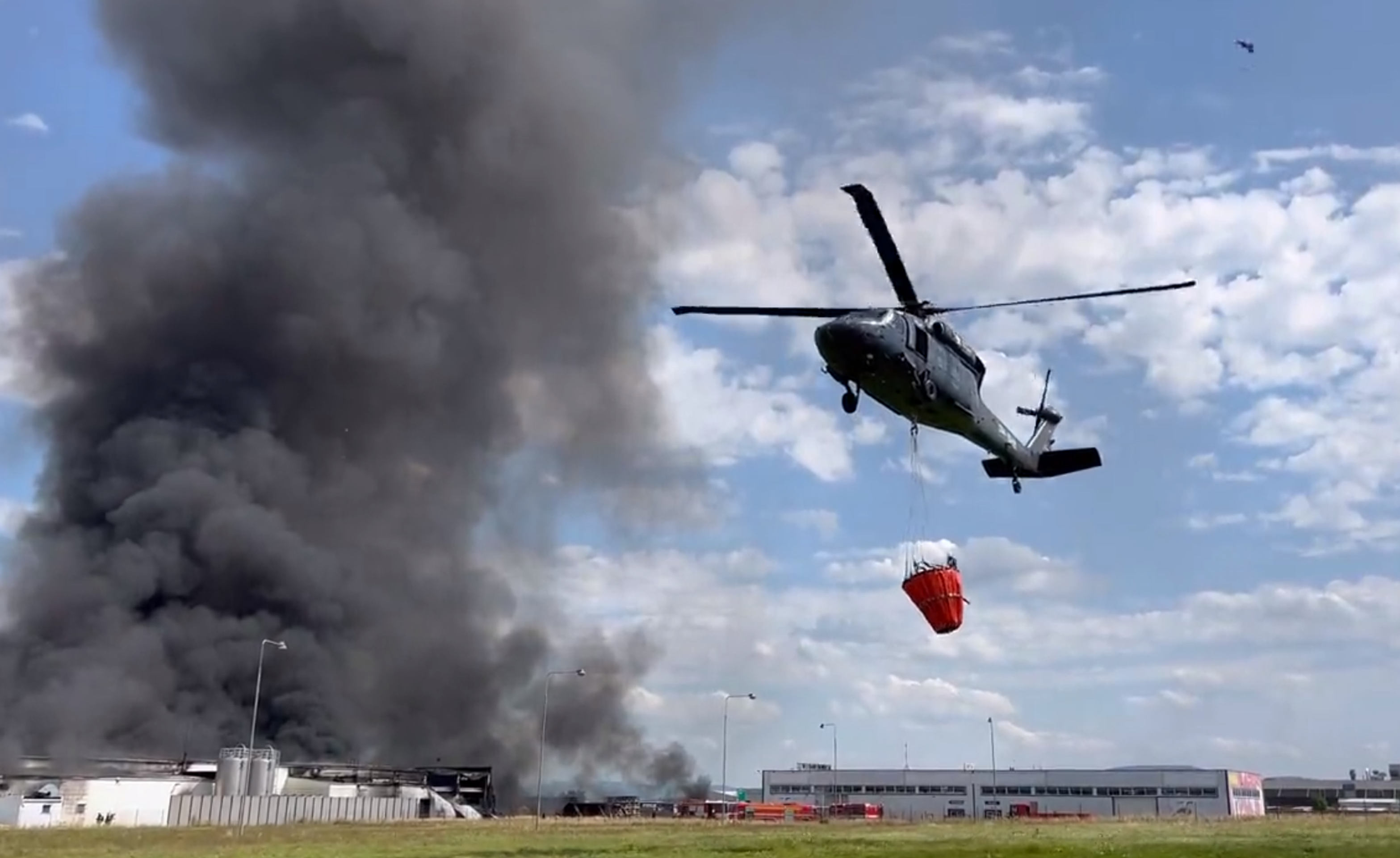 V obci Žebrák v Stredočeskom kraji horí hala, v ktorej sa vyrábajú plastové komponenty do áut.