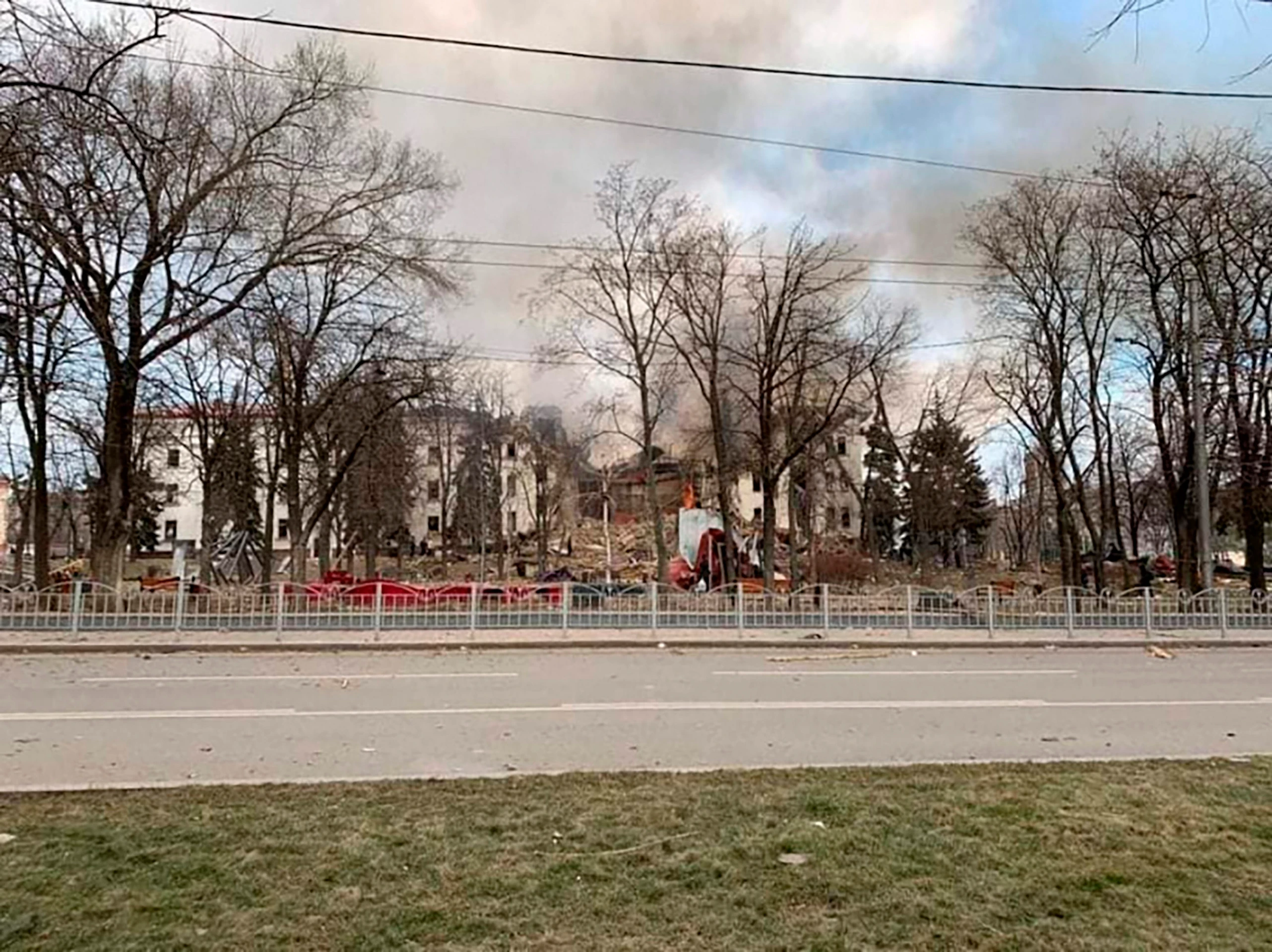 Na snímke divadlo zničené po bombardovaní v obliehanom ukrajinskom meste Mariupol na pobreží Azovského mora.