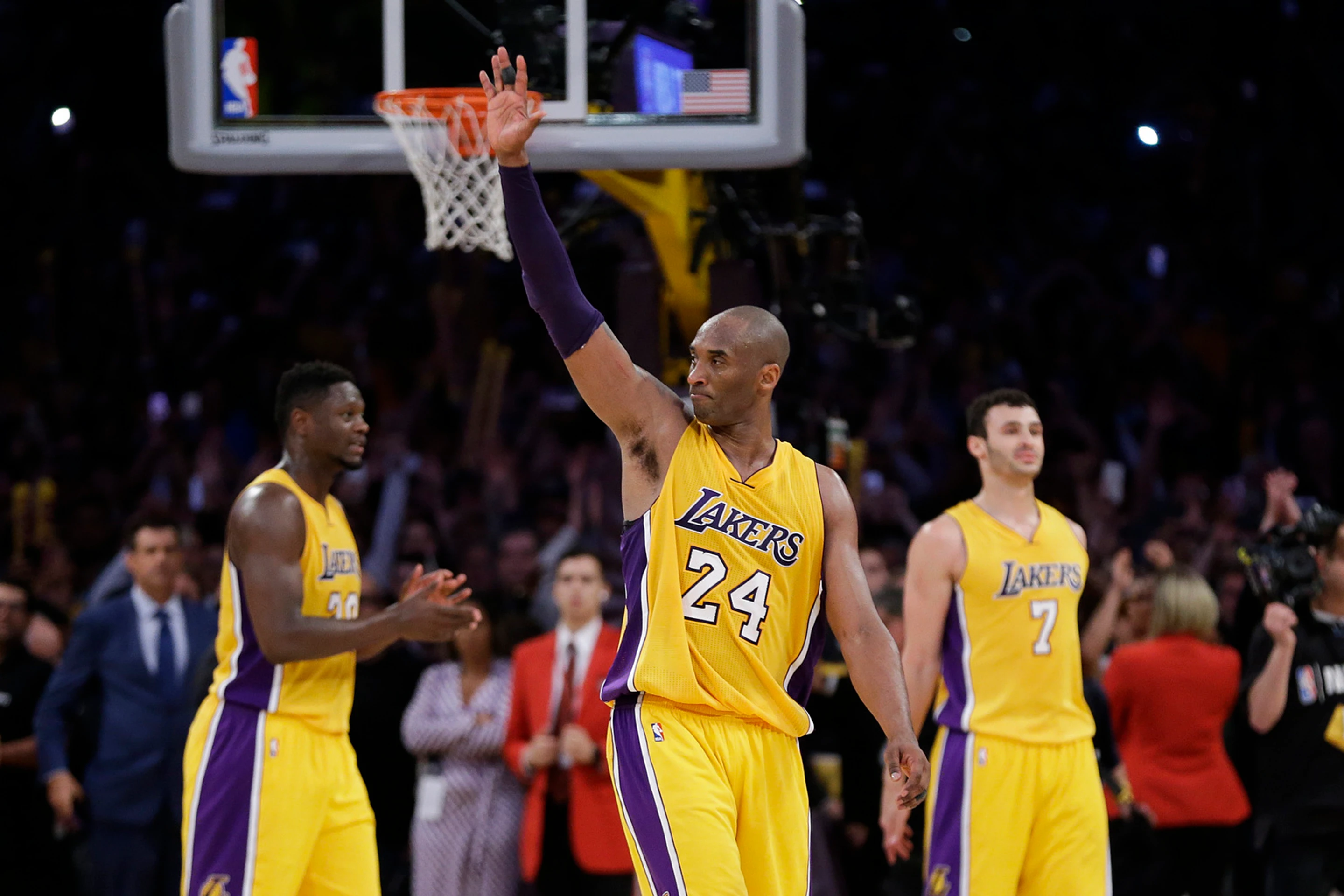 Kobe Bryant sa s kariérou v NBA rozlúčil vo veľkom štýle - 60 bodmi.