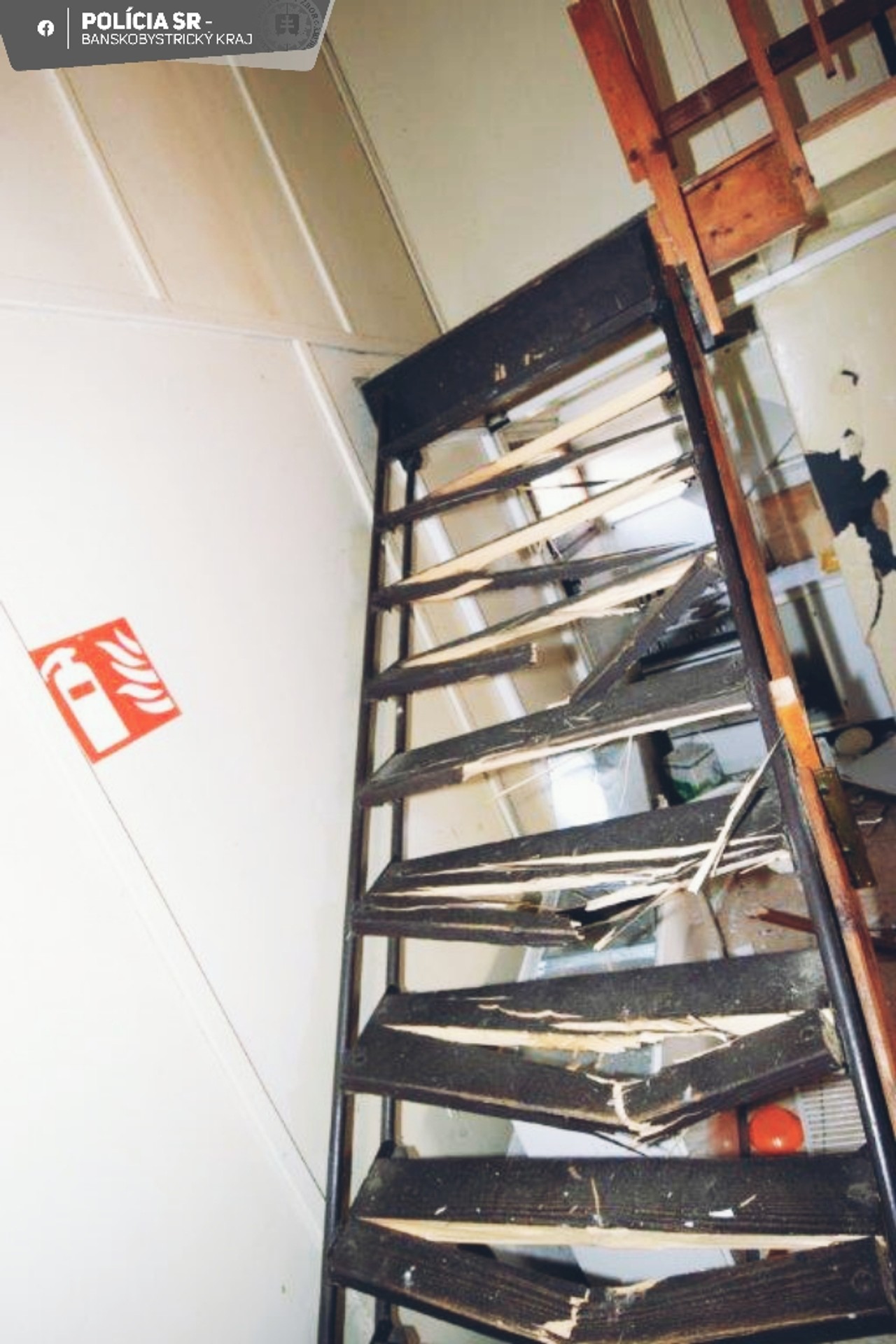 Zdemolované schodisko na chate v Novej Bani.