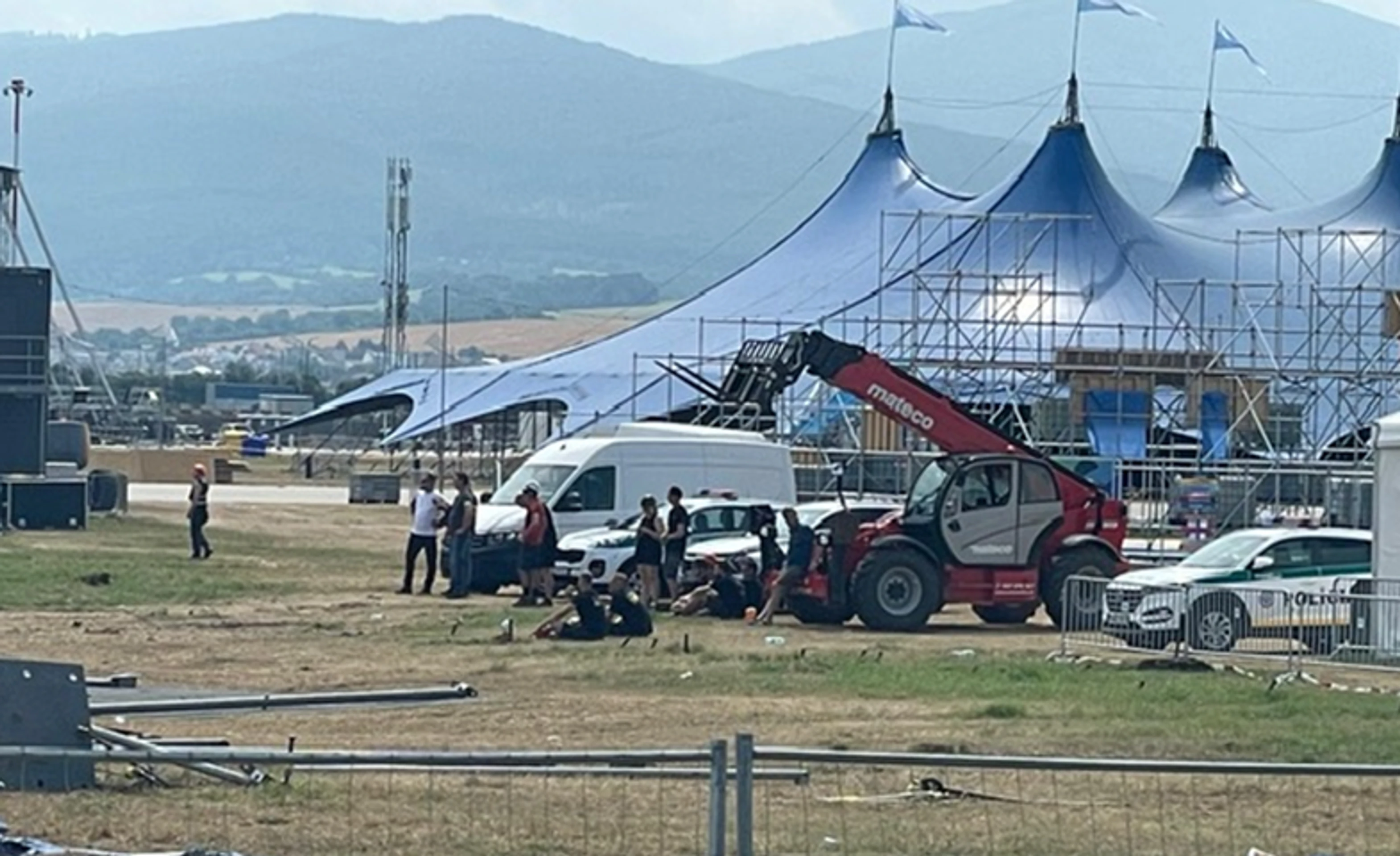Žeriavy pri zrútenom stane na festivale Pohoda.